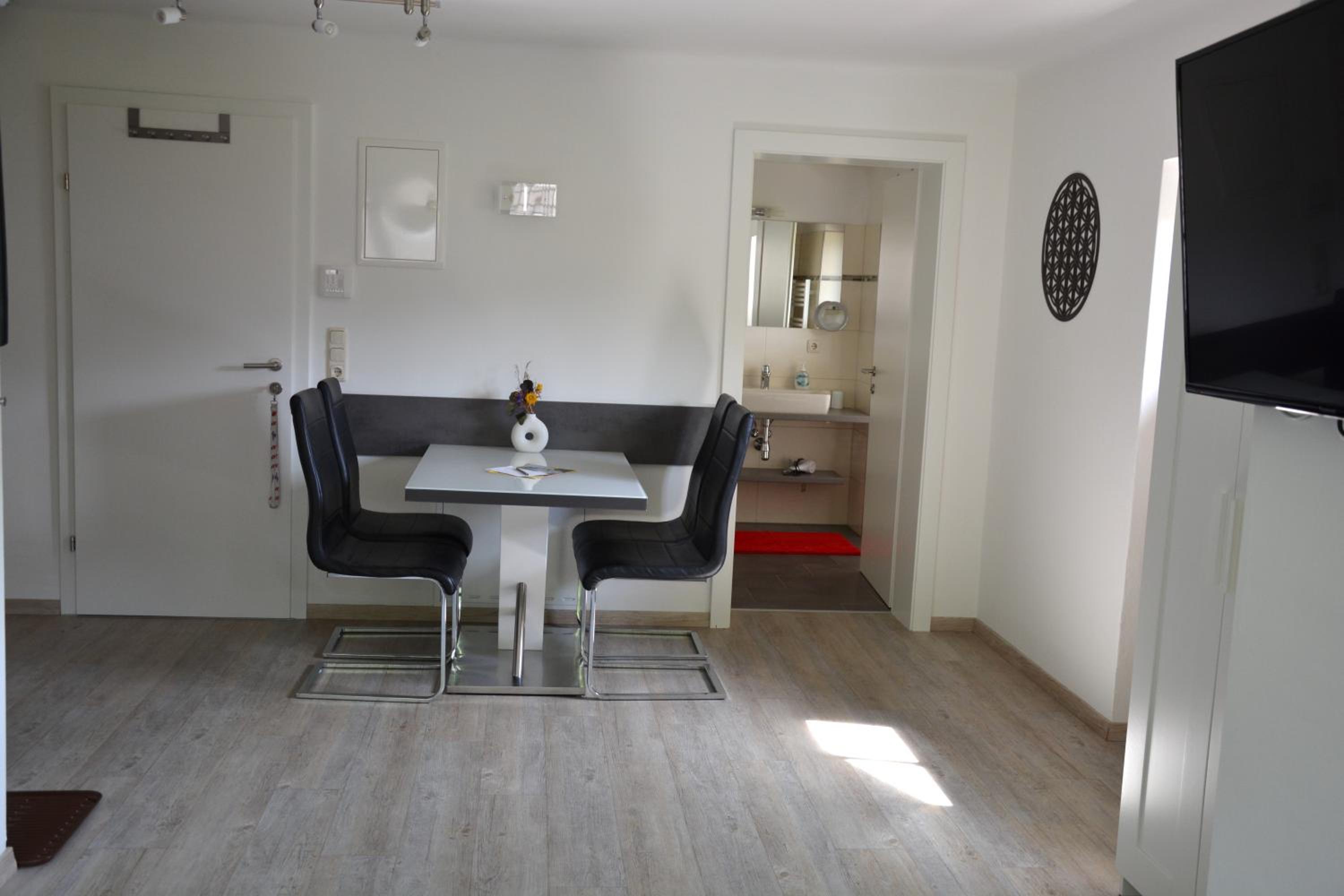 Studio Apartment with Balcony photo 3