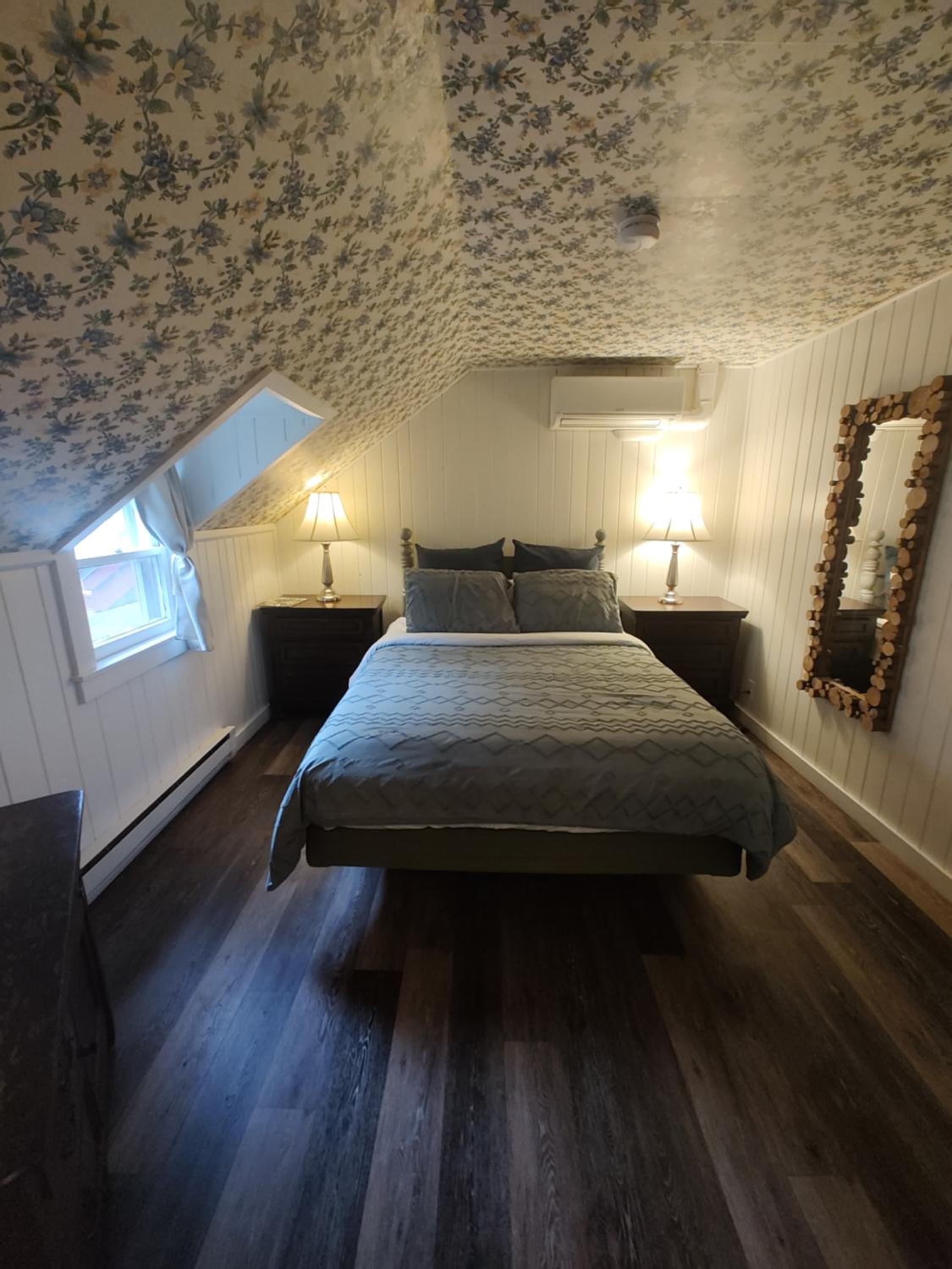 Queen Room photo 1