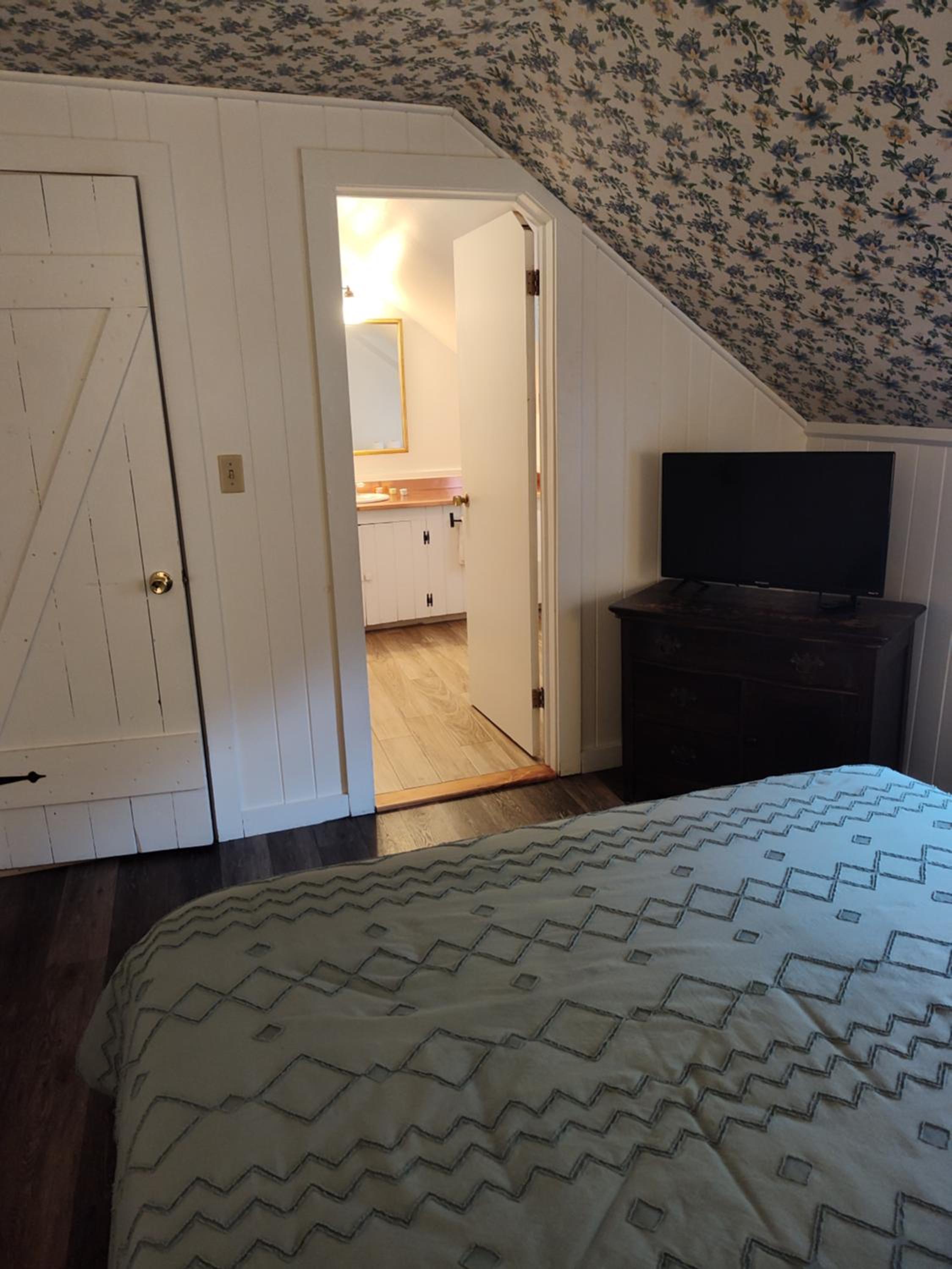 Queen Room photo 2