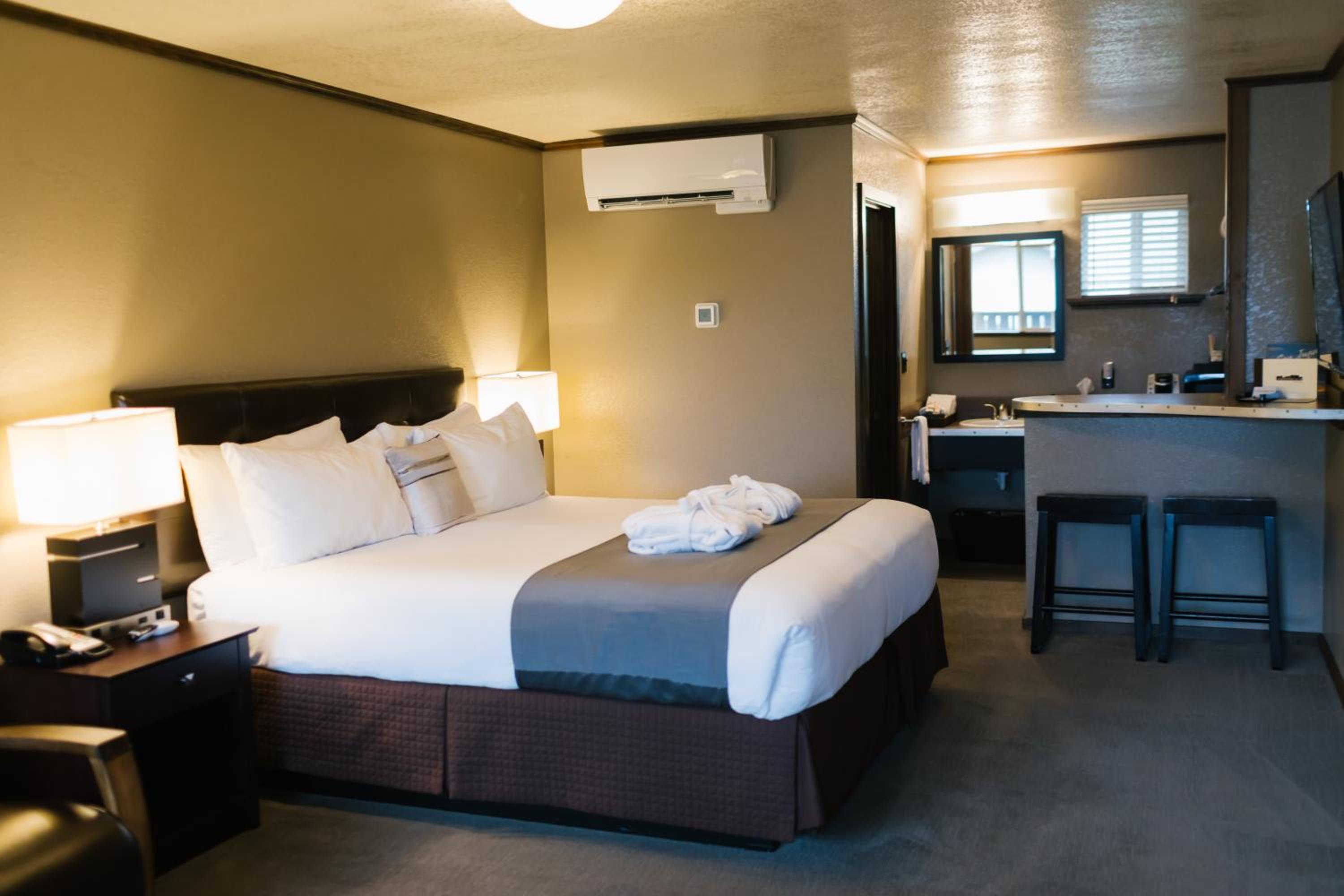 King Room - Non-Smoking photo 2