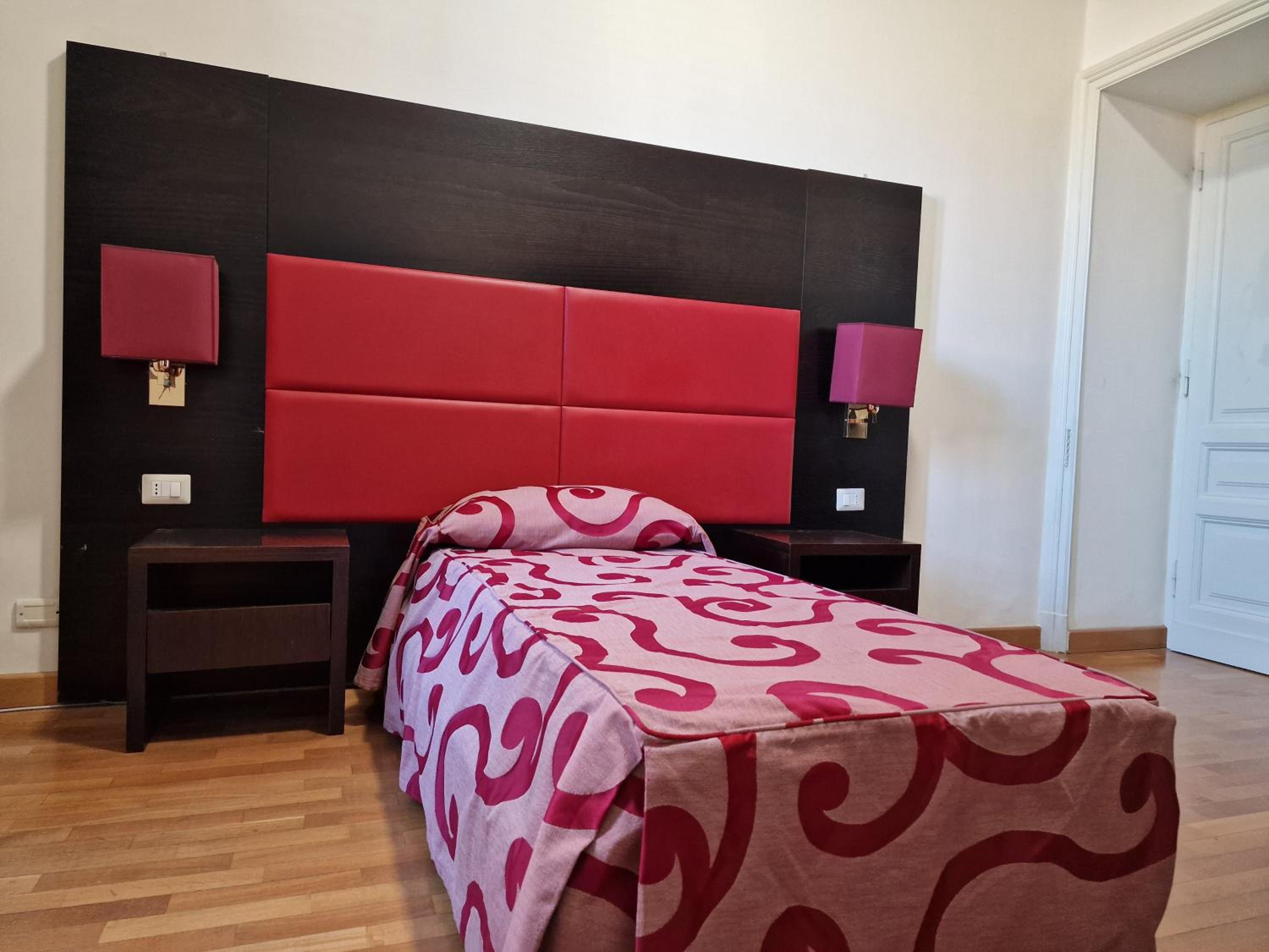 Single Room with Private Bathroom photo 2