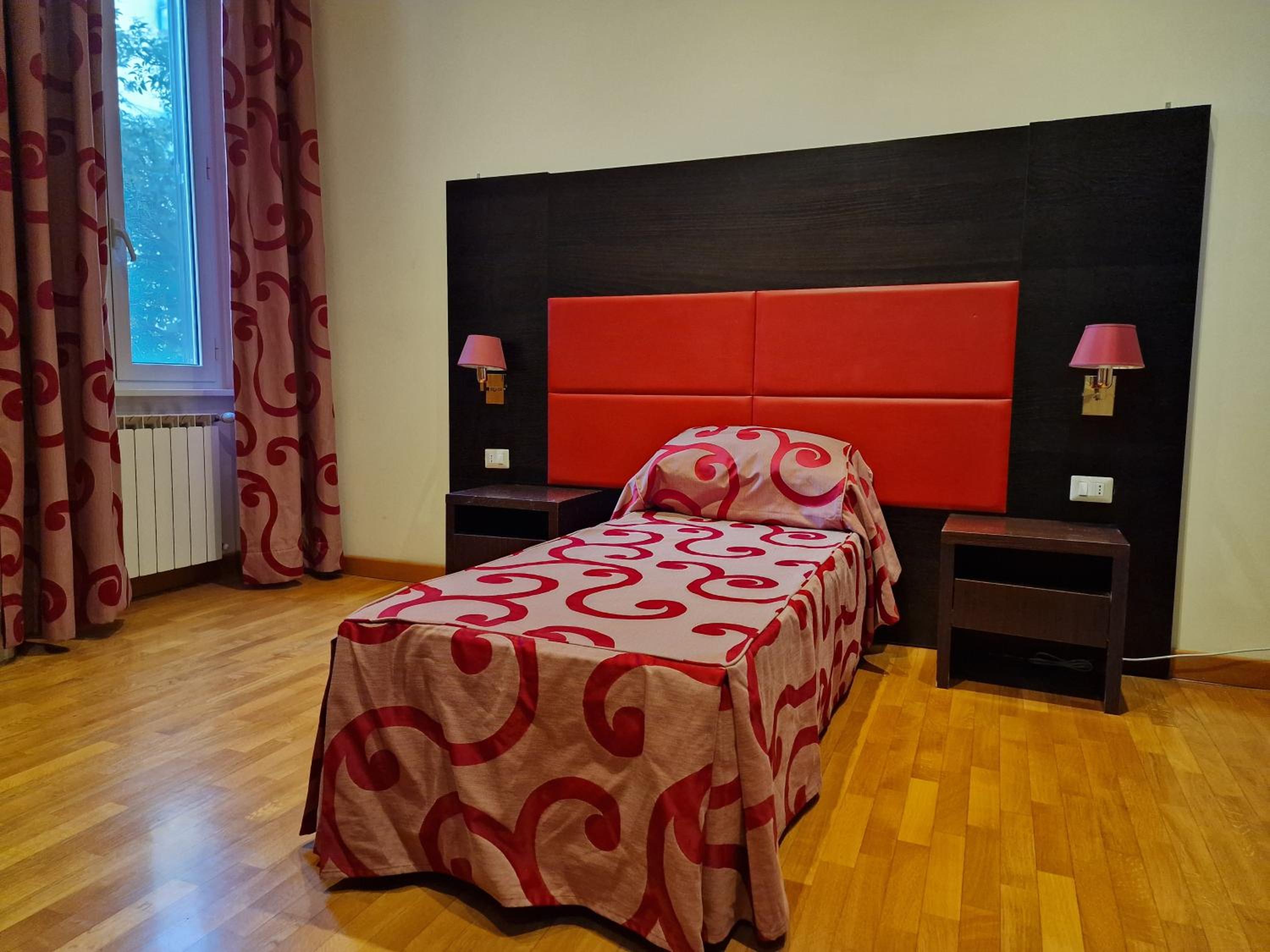 Single Room with Private External Bathroom photo 2