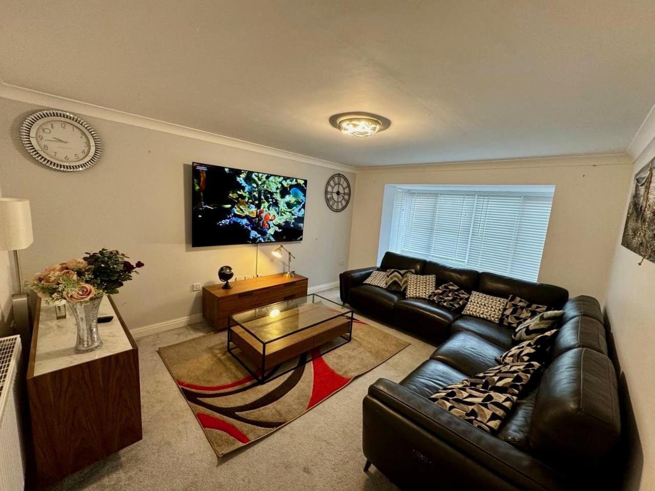 Five-Bedroom House photo 2