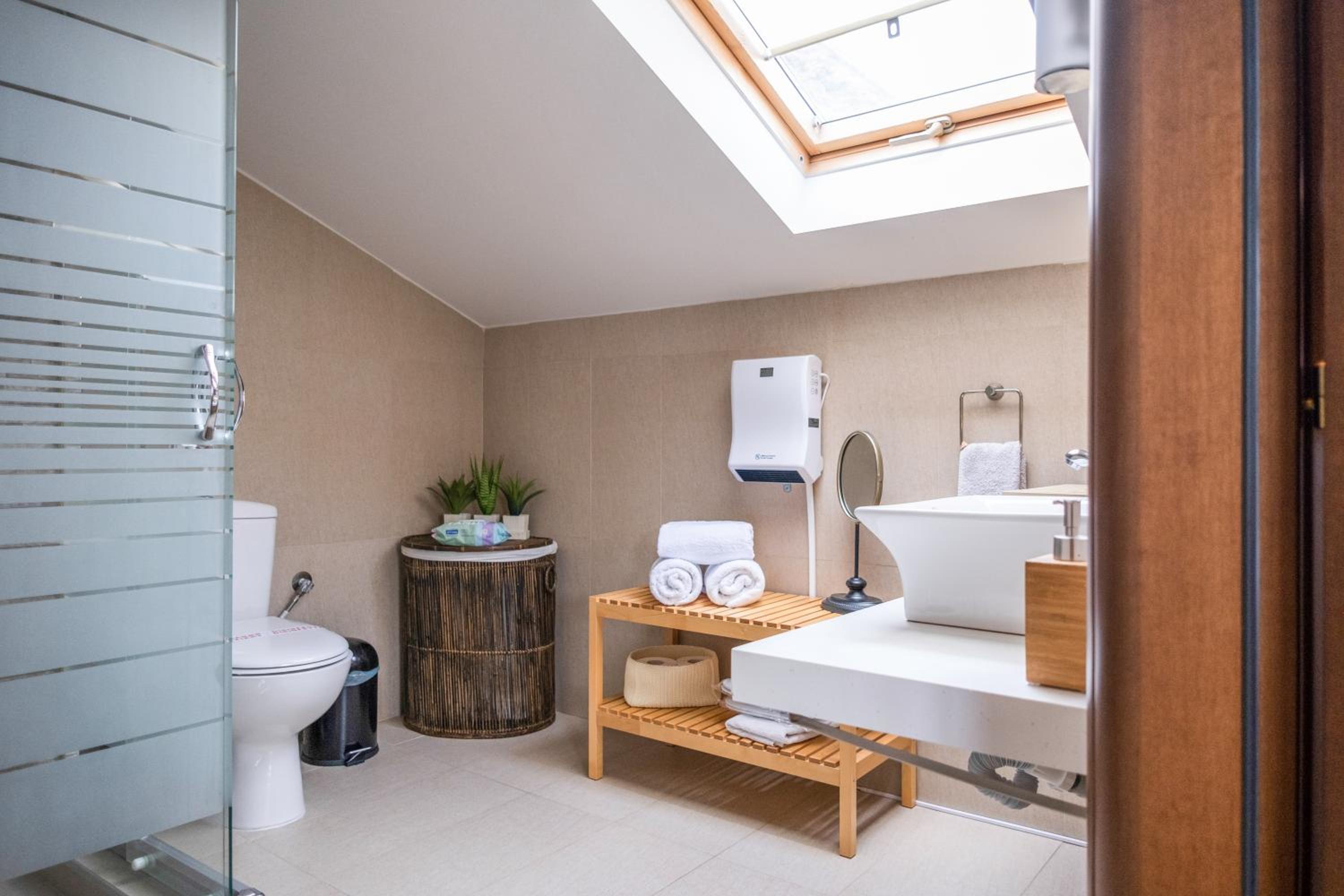 Apartment with Lake View - Photo 10