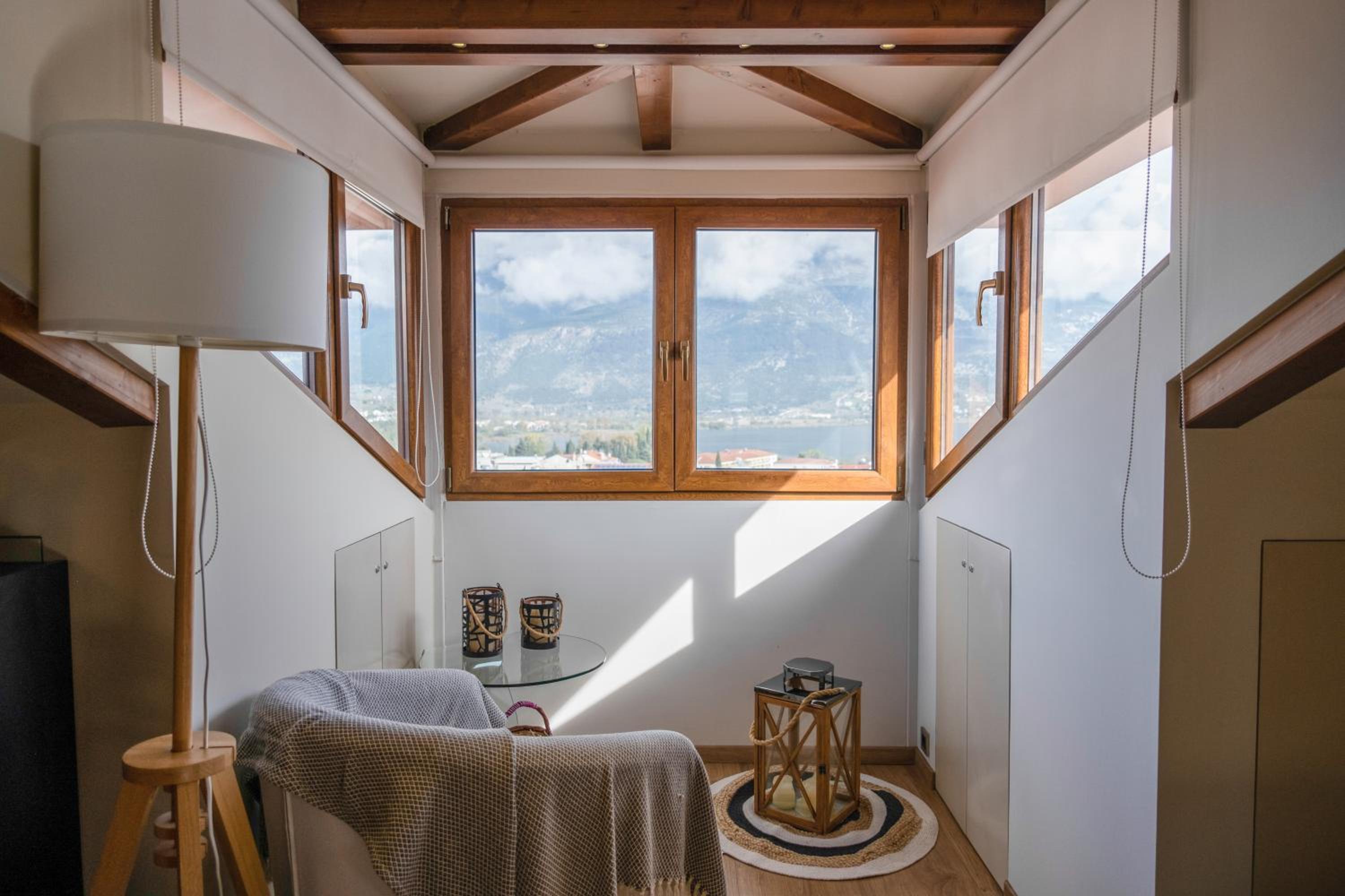 Apartment with Lake View - Photo 5