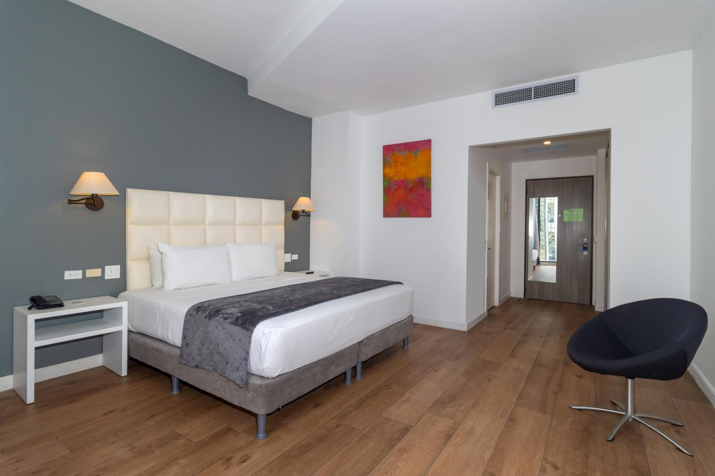 Deluxe Room – Extra-Large Bed - Photo 8