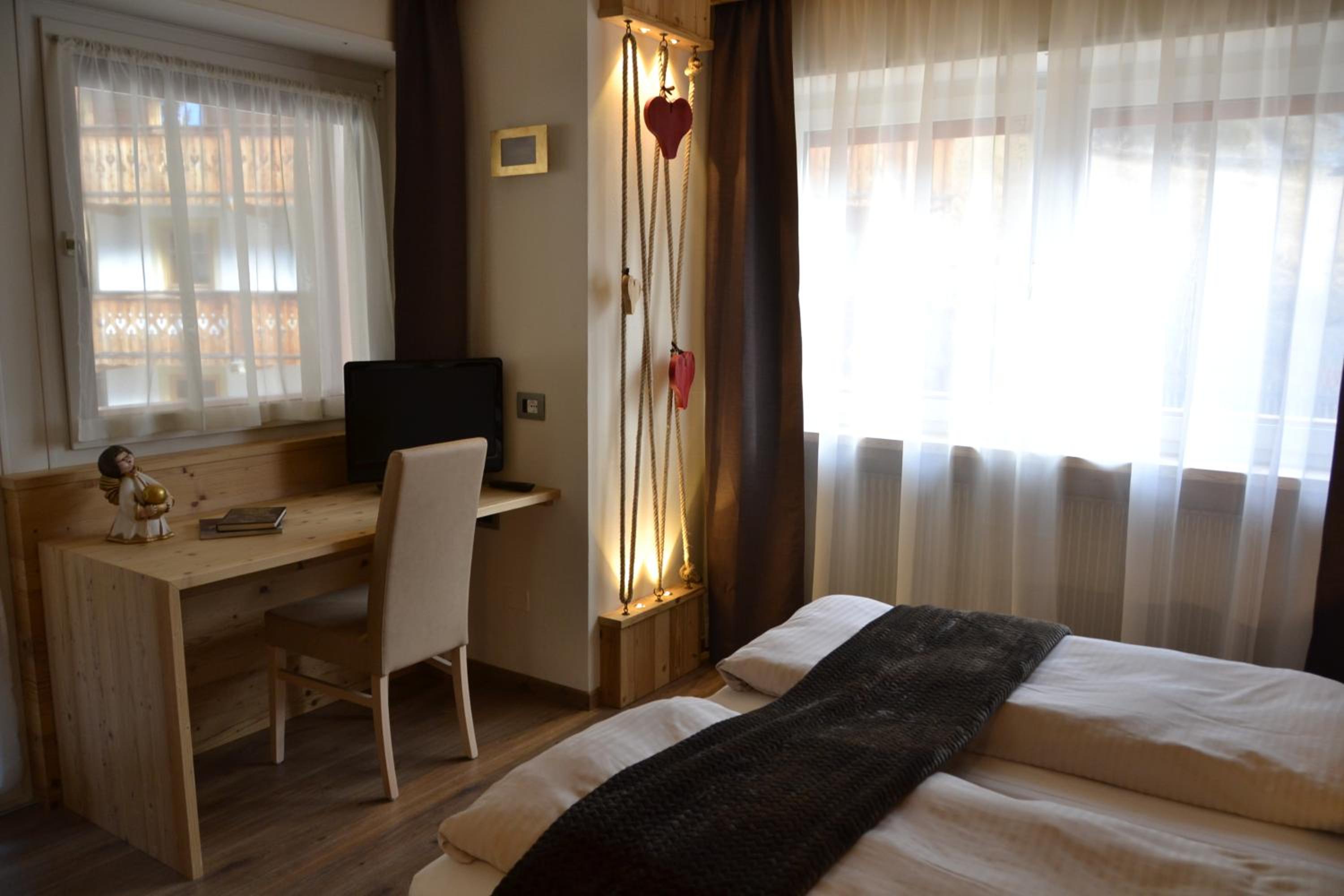 Double or Twin Room with Mountain View - Photo 8