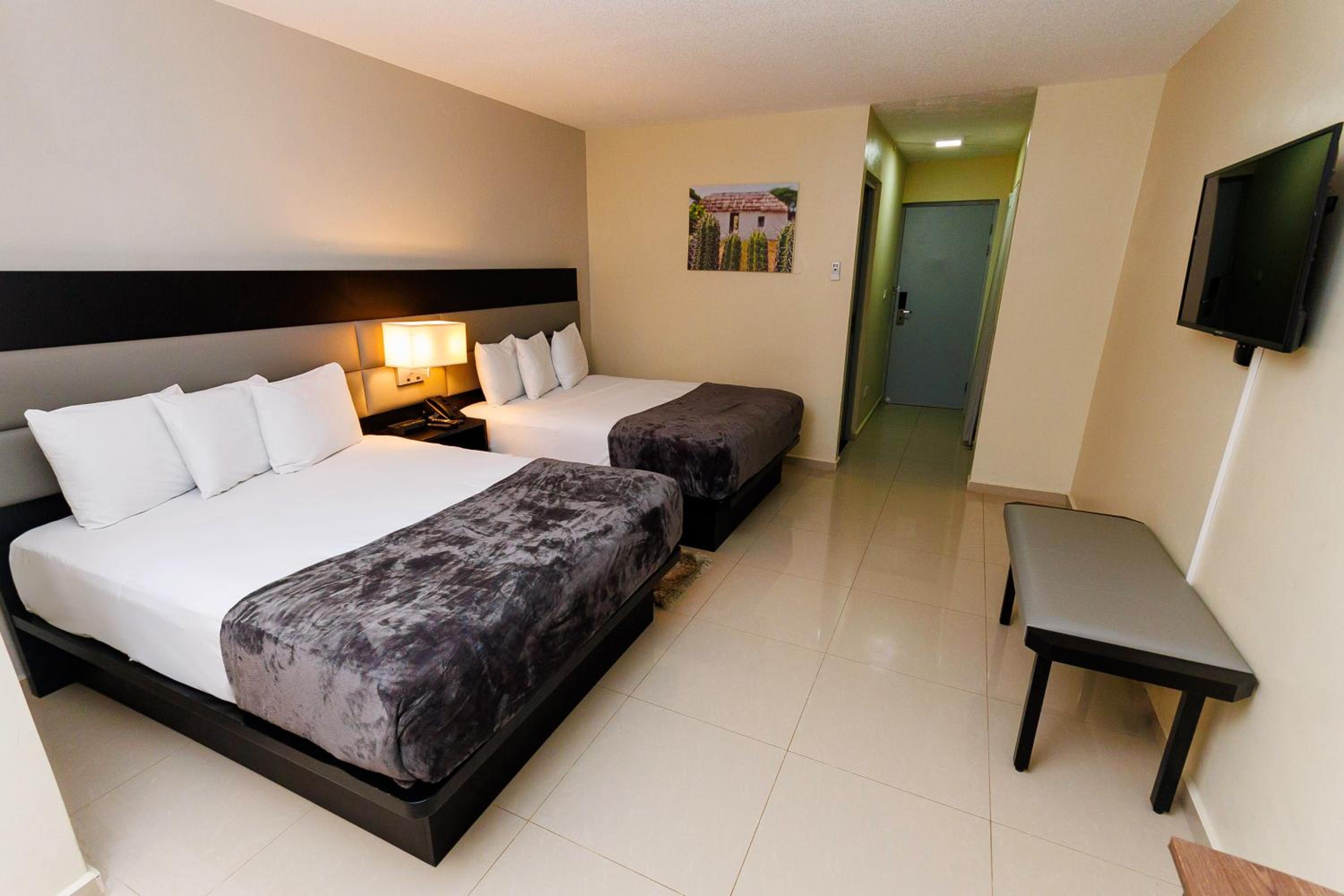 Queen Room with Two Queen Beds - Non-Smoking - Photo 1