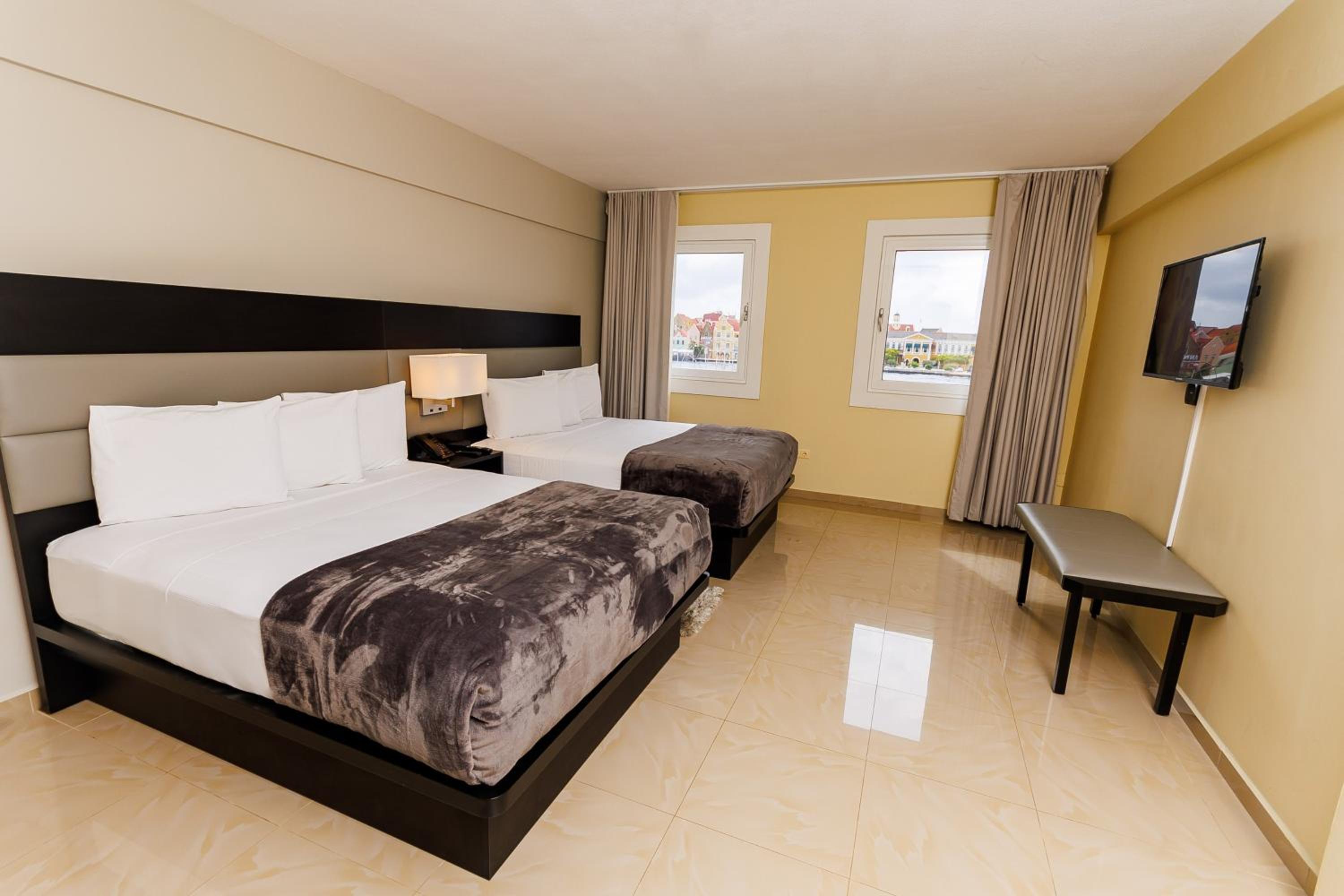 Queen Room with Two Queen Beds and Harbor View - Non-Smoking - Photo 5