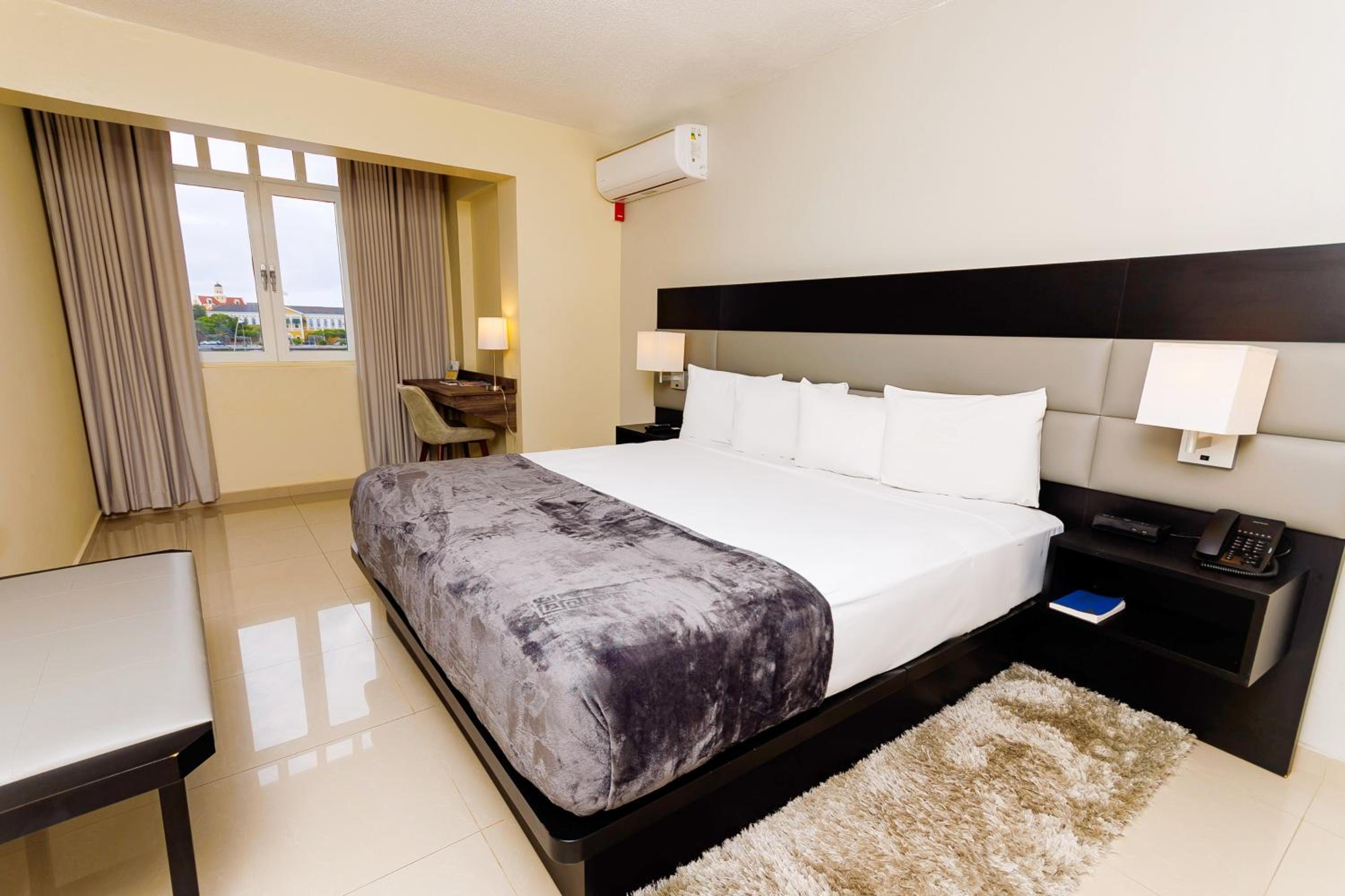 King Room with Harbor View - Non-Smoking - Photo 3