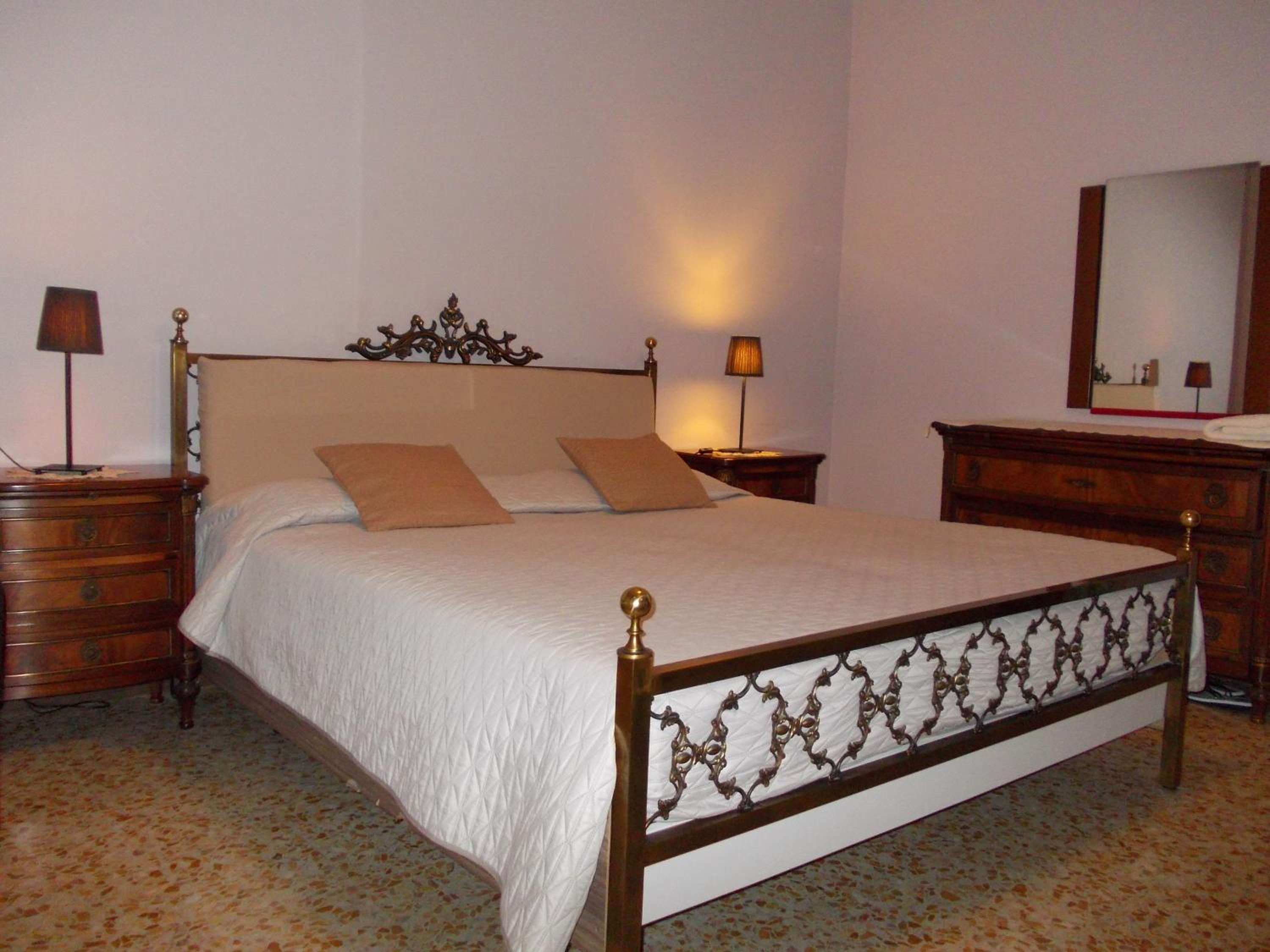 Deluxe Double Room with Shared Bathroom photo 1
