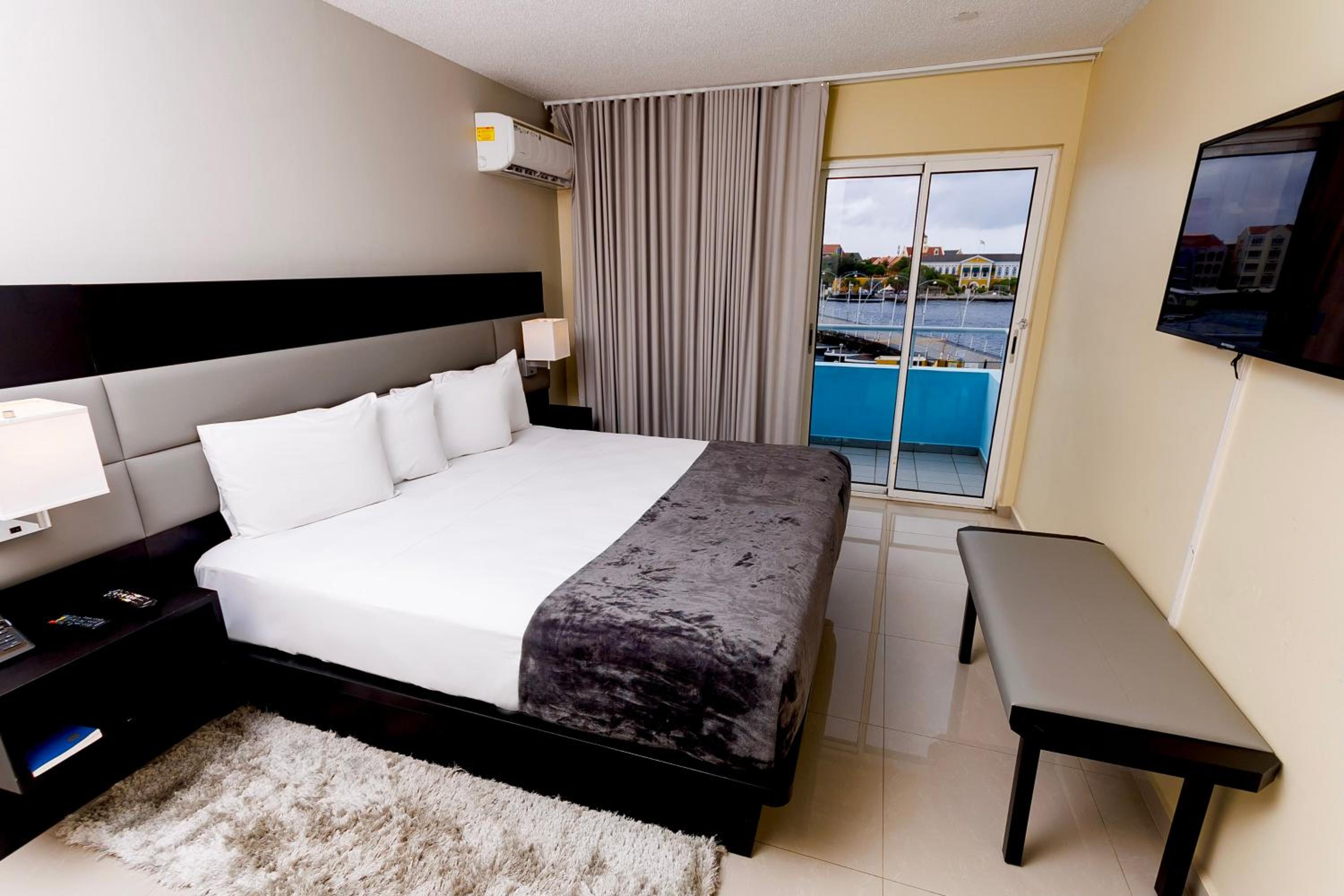 King Room with Balcony and Harbor View - Non-Smoking - Photo 2