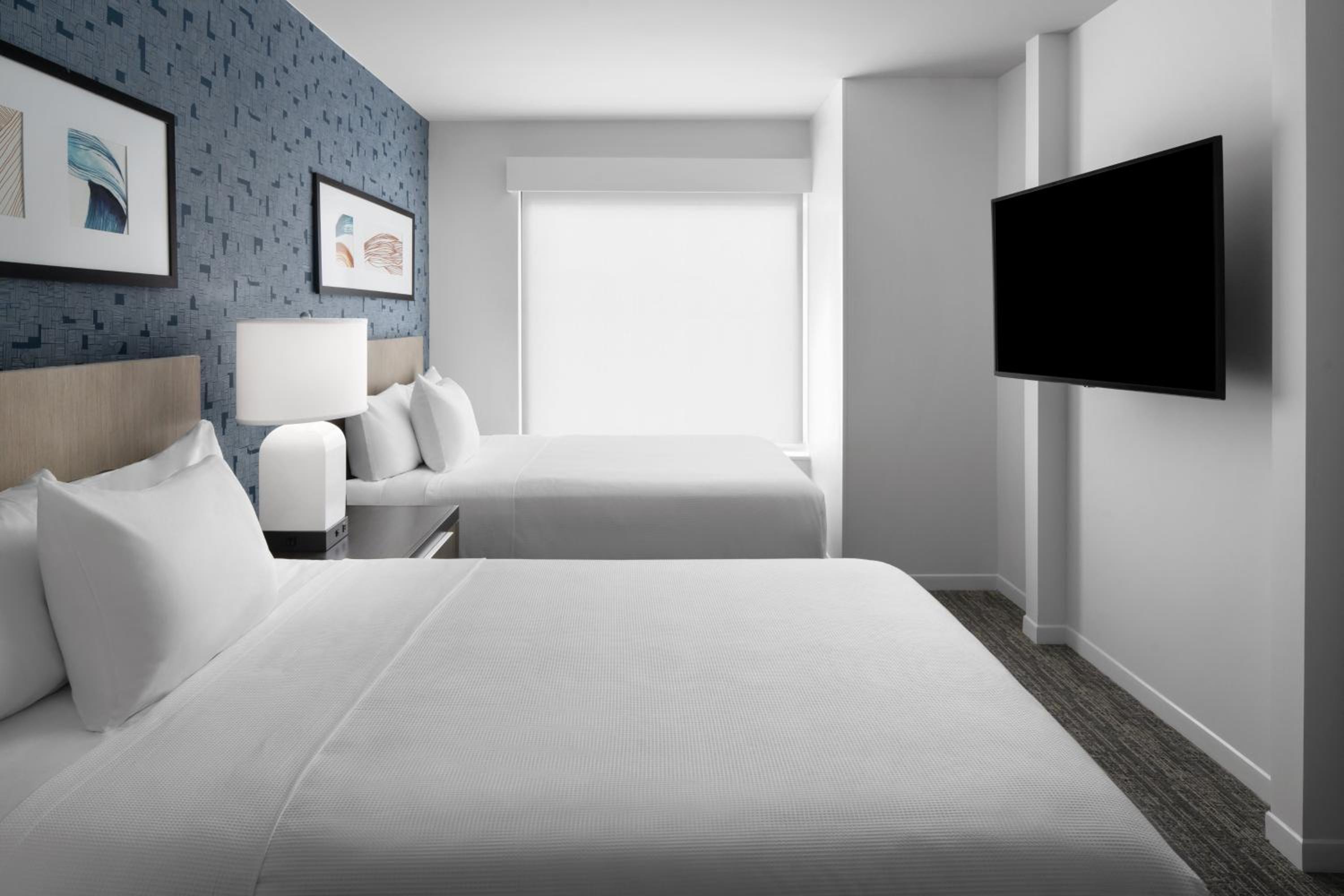 One Bedroom Kitchen Suite with Two Queen Beds and Sofa Bed photo 1
