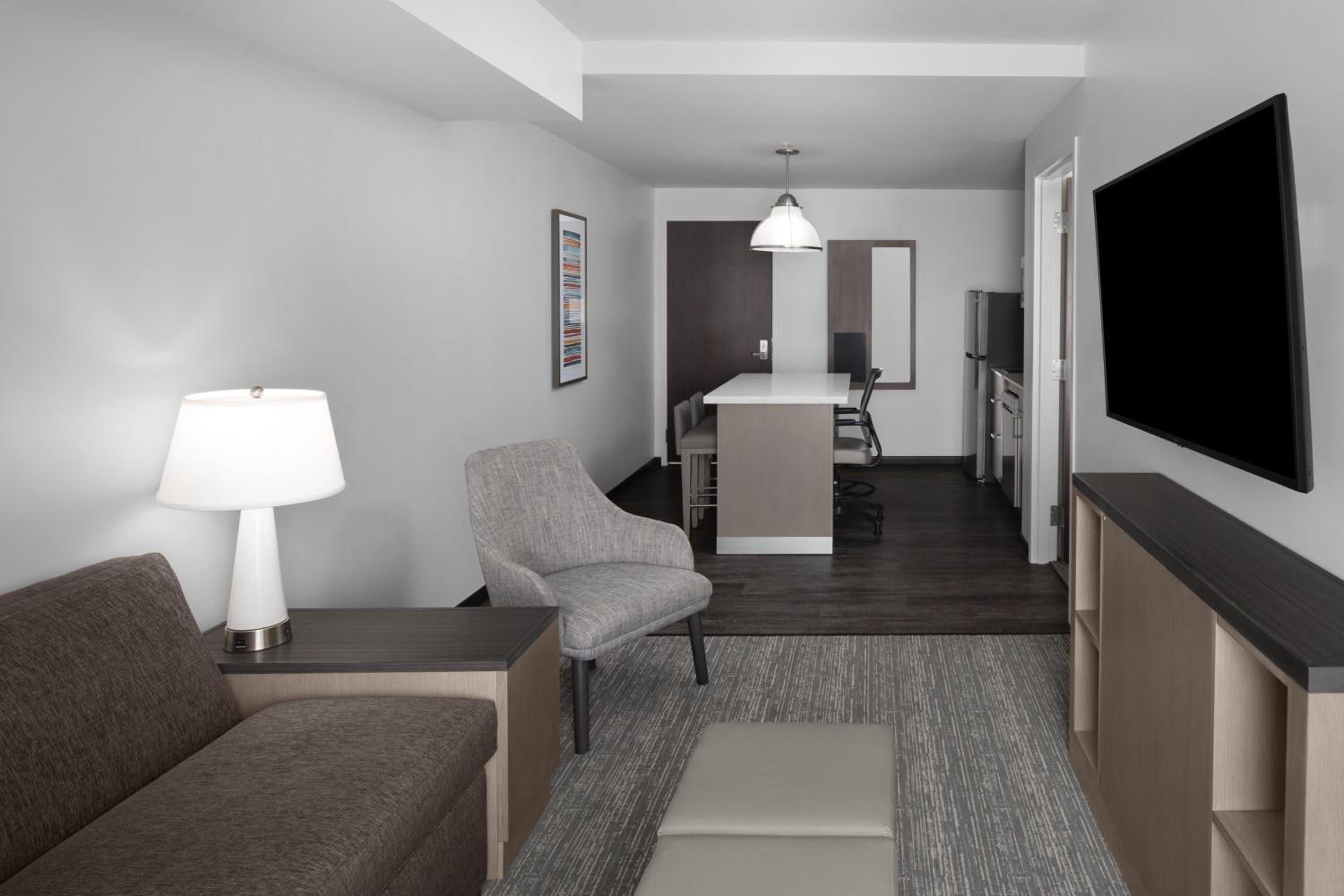 One Bedroom Kitchen Suite with Two Queen Beds and Sofa Bed photo 3