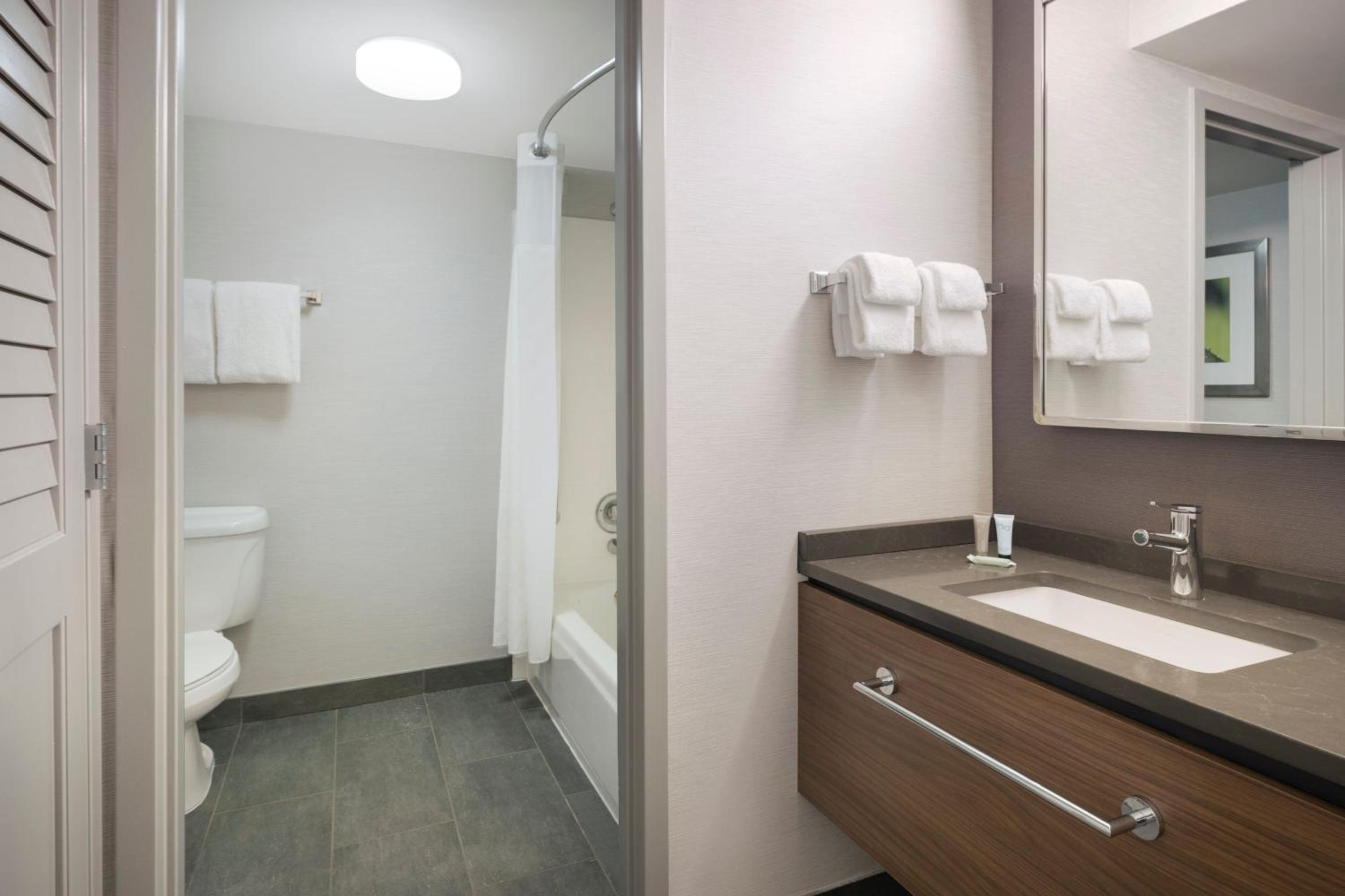 Queen Room with Two Queen Beds โ Hearing Accessible - Photo 9
