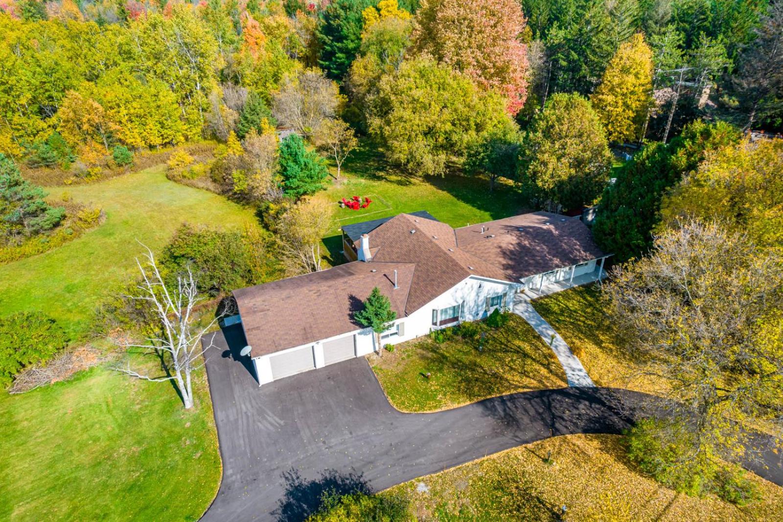 Five-Bedroom House photo 3