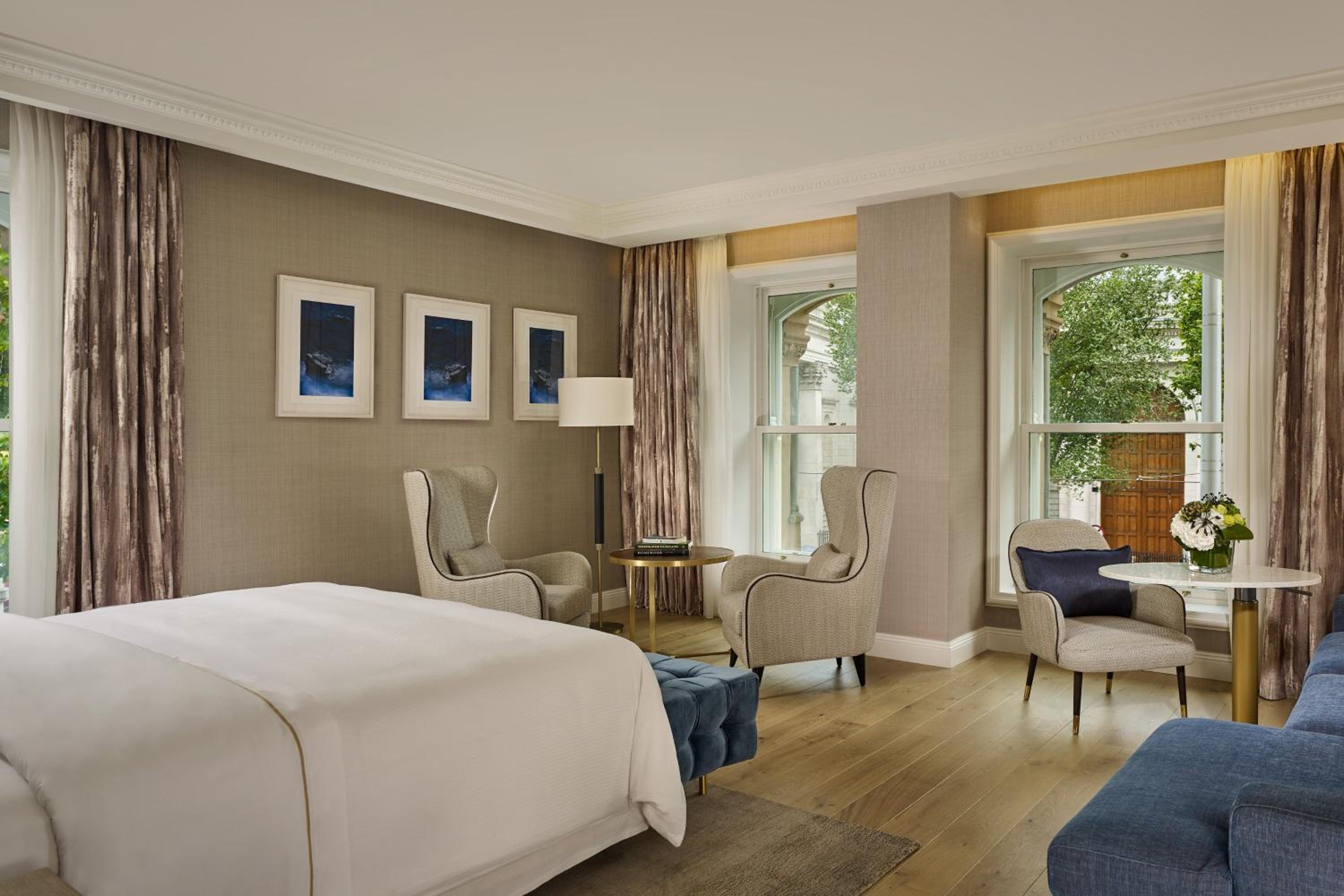 Junior King Suite with City View thumbnail 5