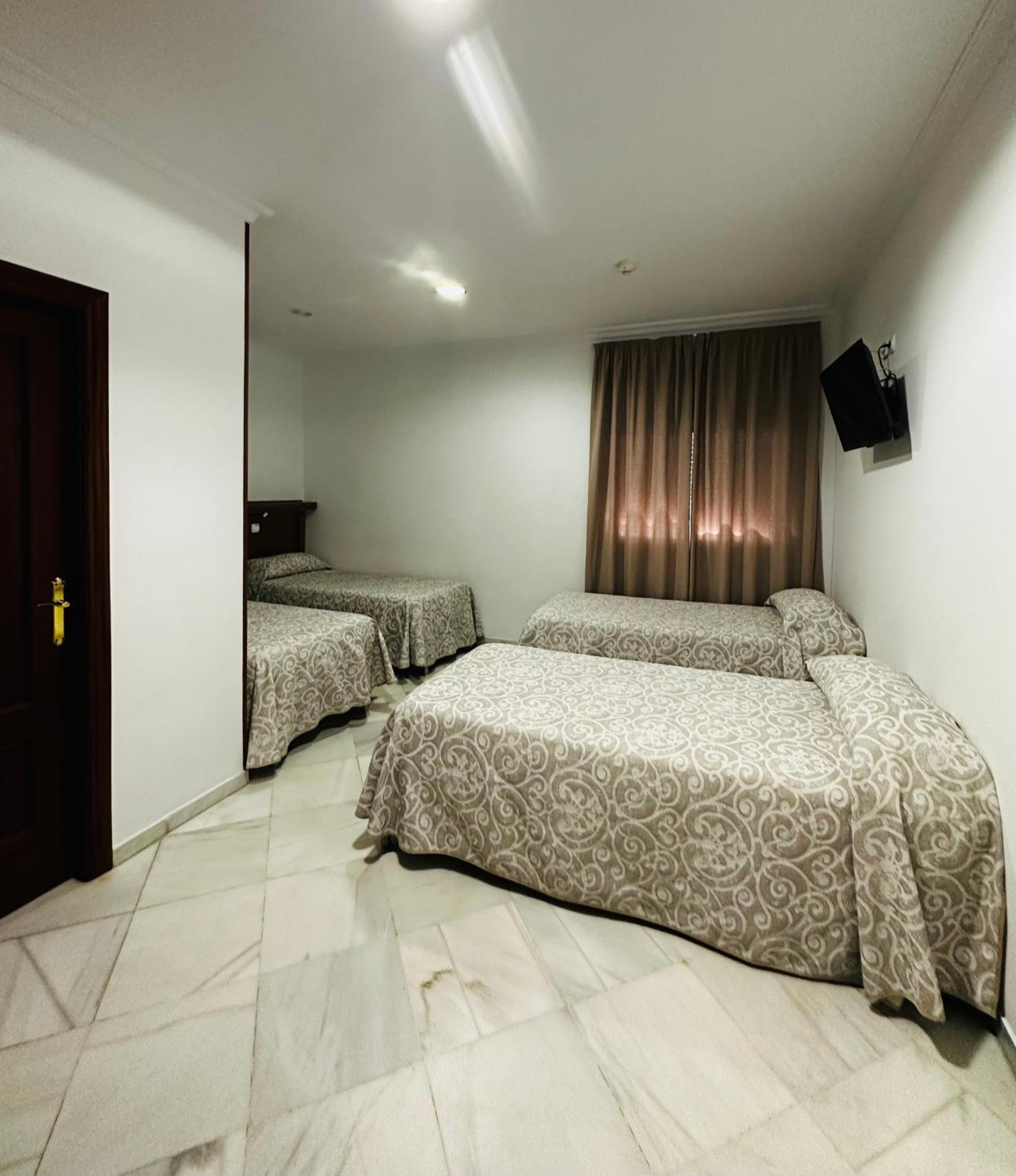 Quadruple Room - Photo 1