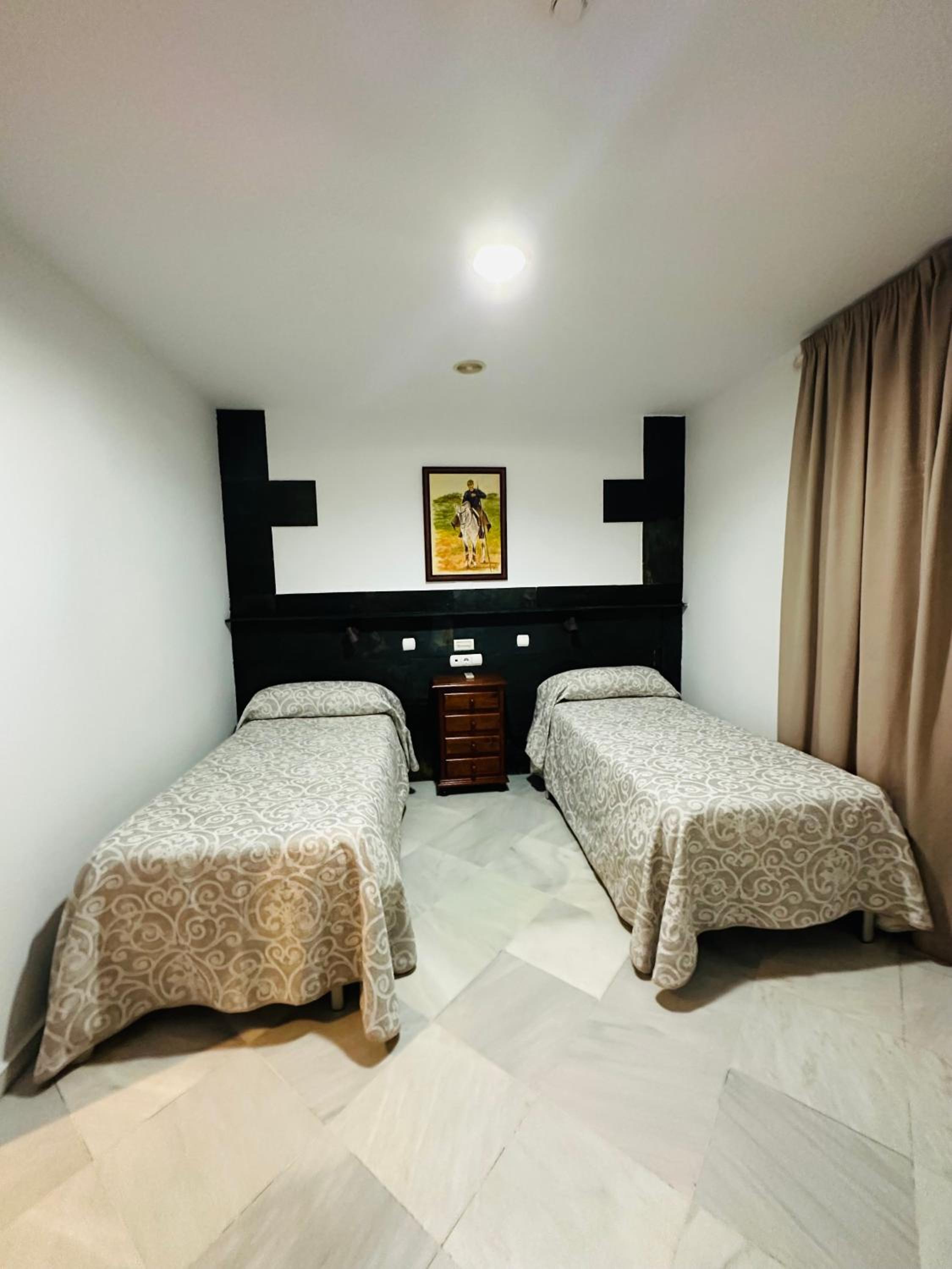 Twin Room - Photo 7