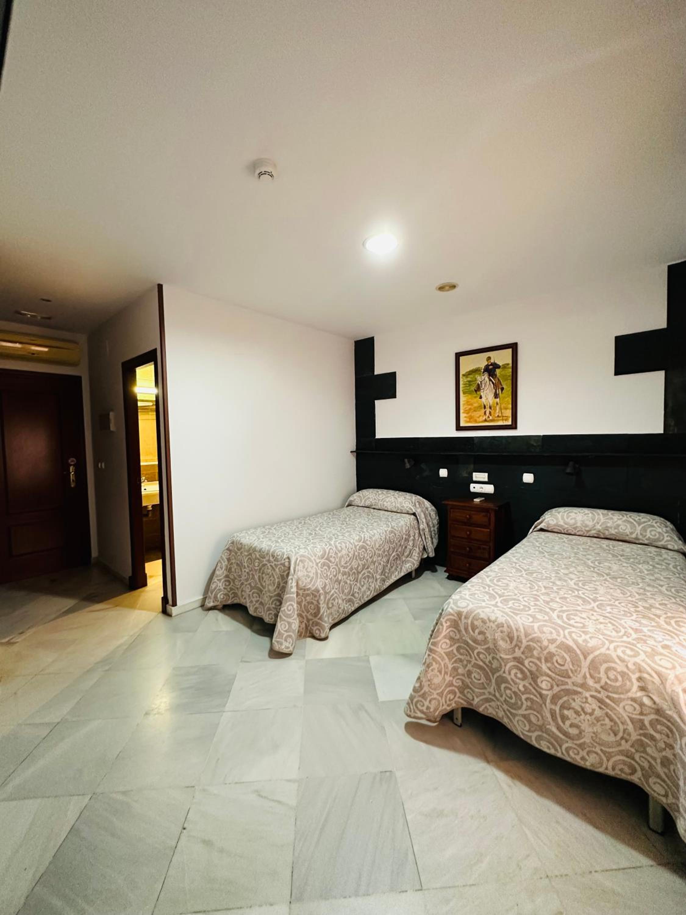 Twin Room - Photo 2