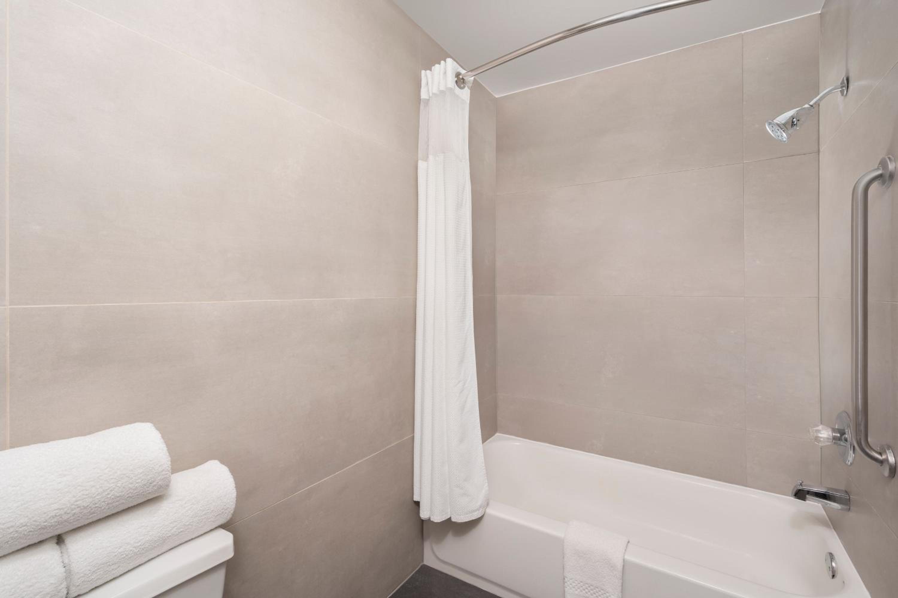 Executive King Room with Balcony/Sofa Bed/Tub - Mobility/Hearing Accessible - Photo 3