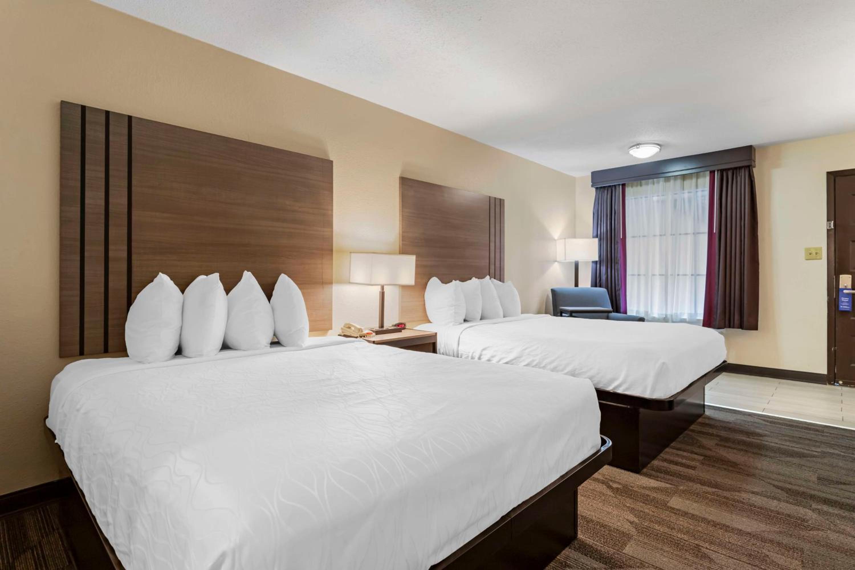 Queen Room with Two Queen Beds photo 2