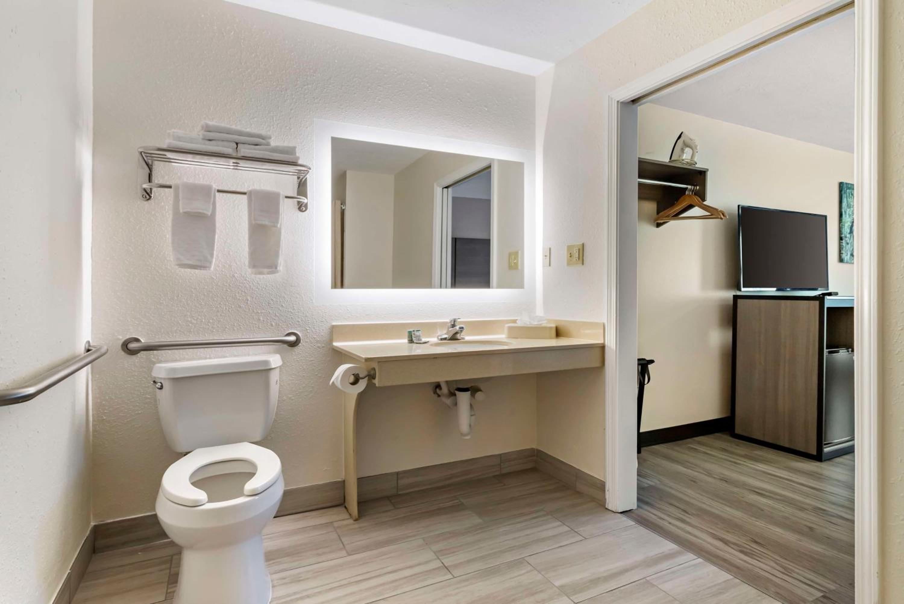 Queen Room with Roll-In Shower - ADA photo 3