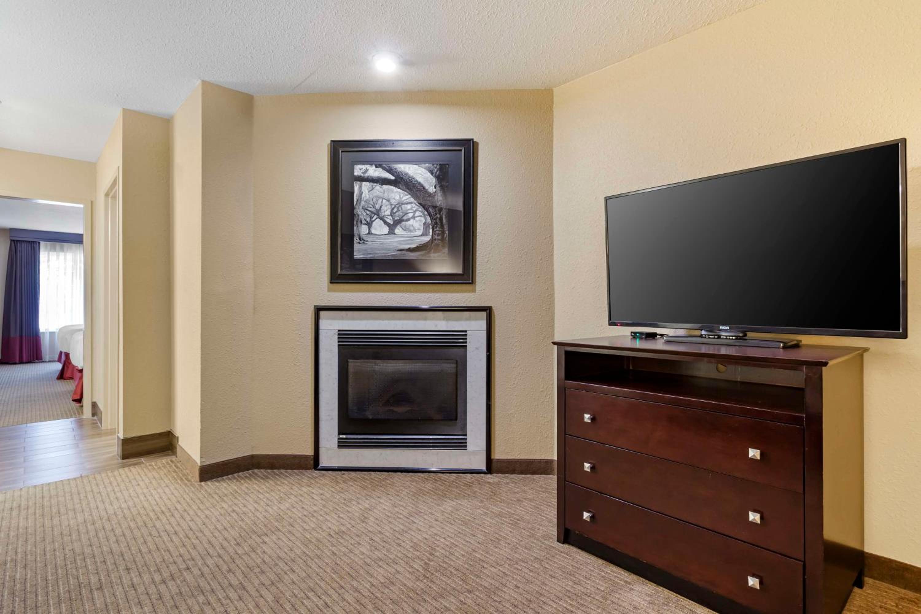 Queen Suite with Two Queen Beds - Non-Smoking photo 3