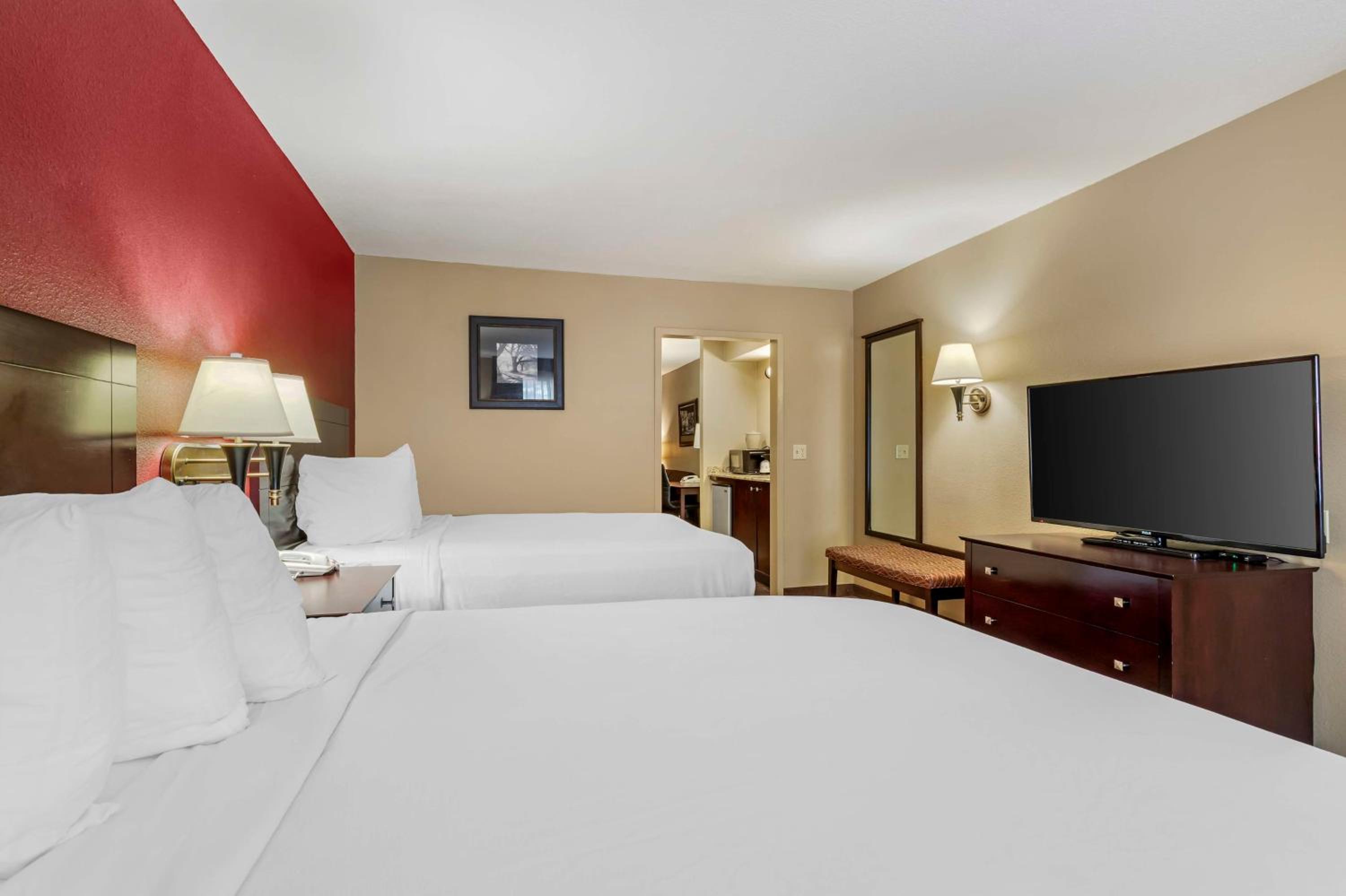 Queen Suite with Two Queen Beds - Non-Smoking photo 1