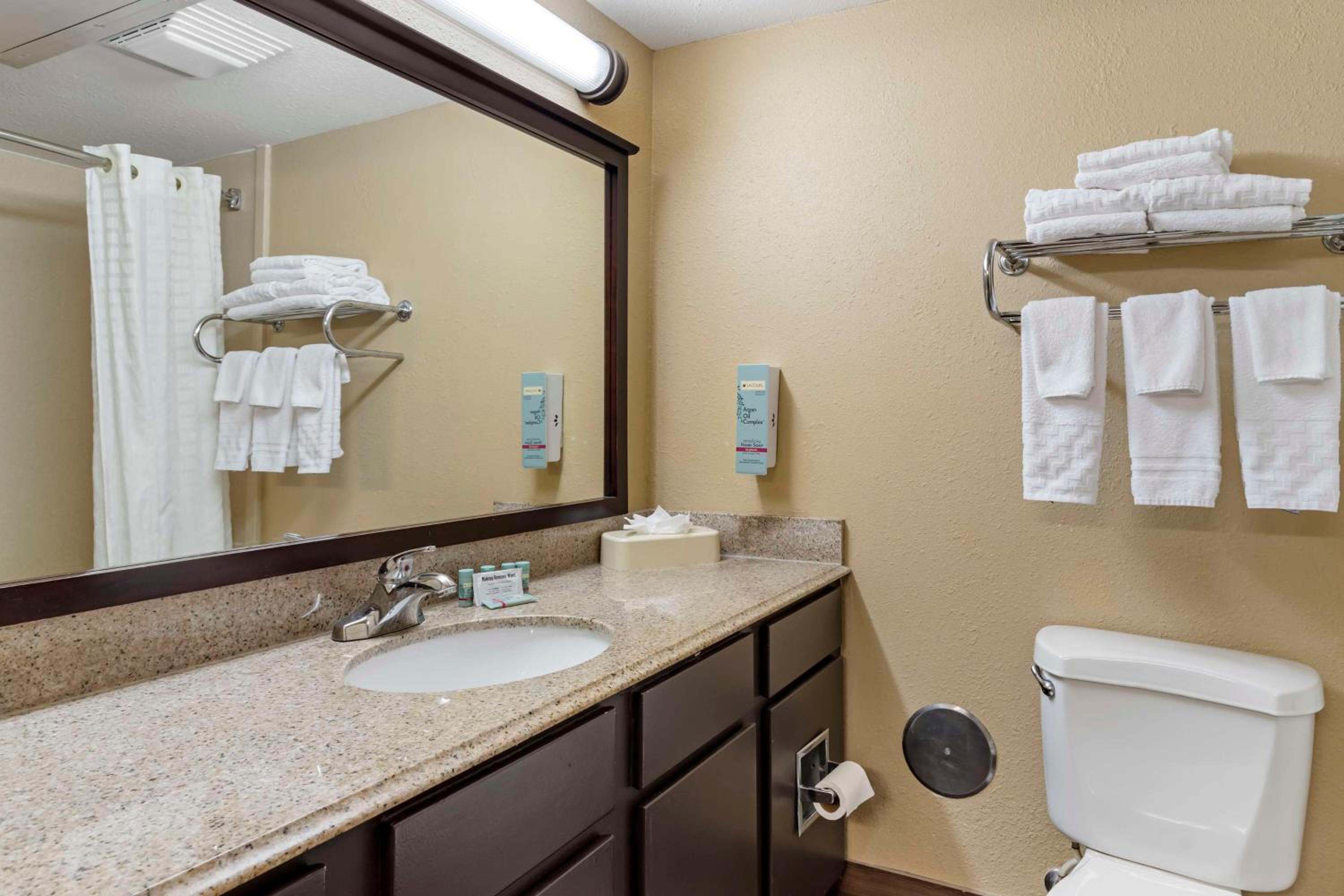 Queen Suite with Two Queen Beds - Non-Smoking photo 2
