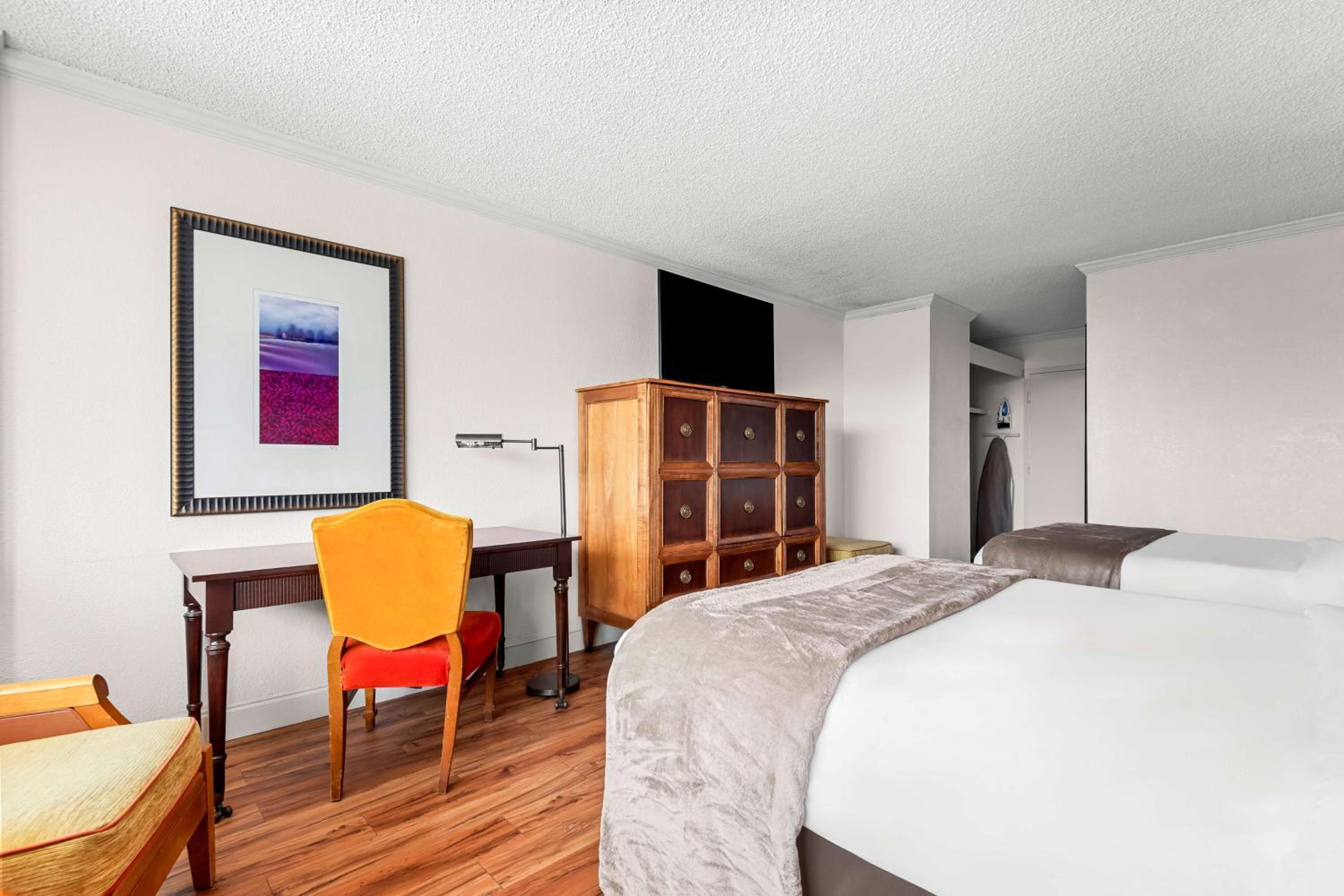 Double Room with Two Double Beds and Pool View - Non-Smoking photo 3
