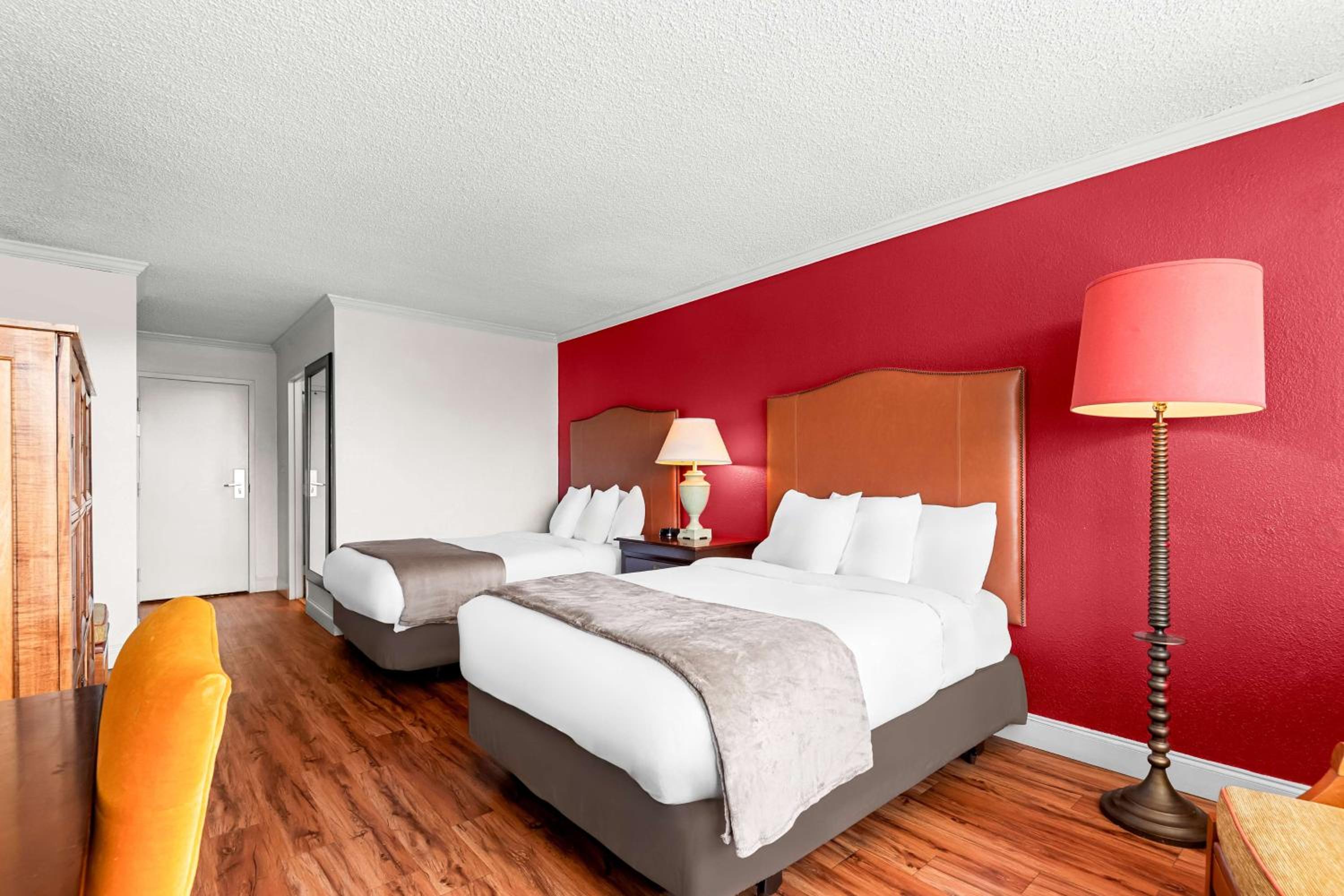 Double Room with Two Double Beds and Pool View - Non-Smoking photo 2