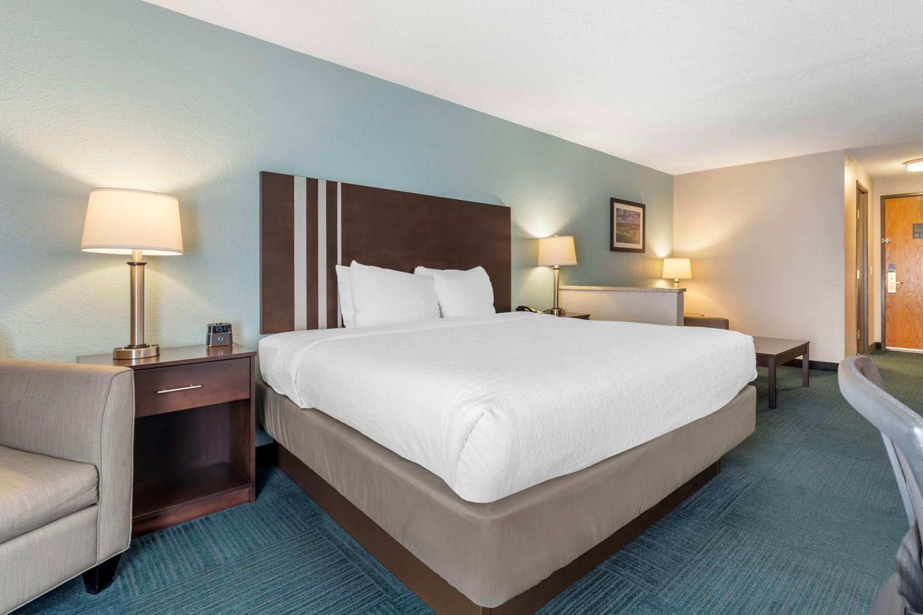 King Suite with Sofa Bed and Bathtub - Disability Access/Non-Smoking