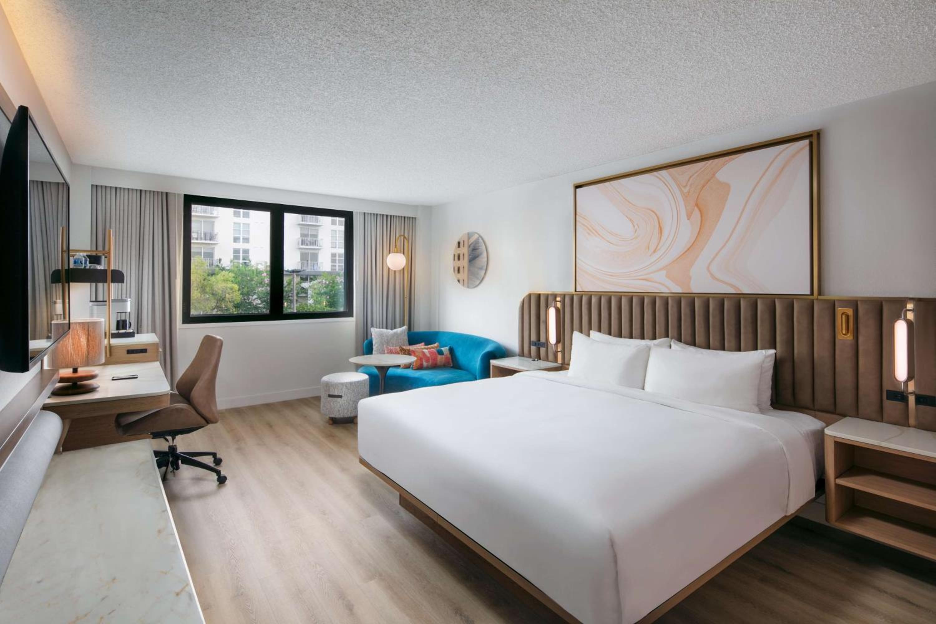 Deluxe King Room with Tub - Mobility Accessible