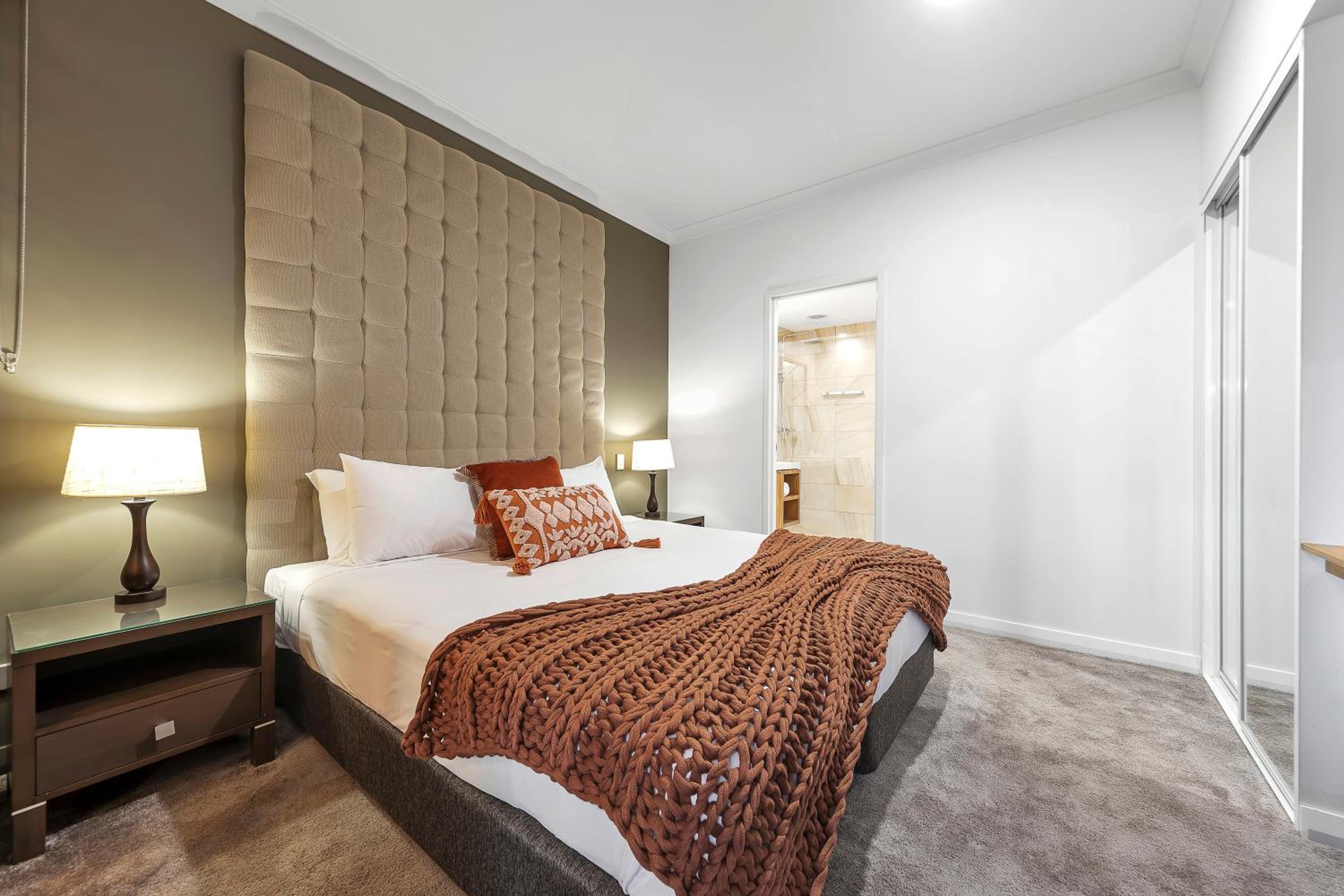 One-Bedroom Apartment with One King Bed photo 2