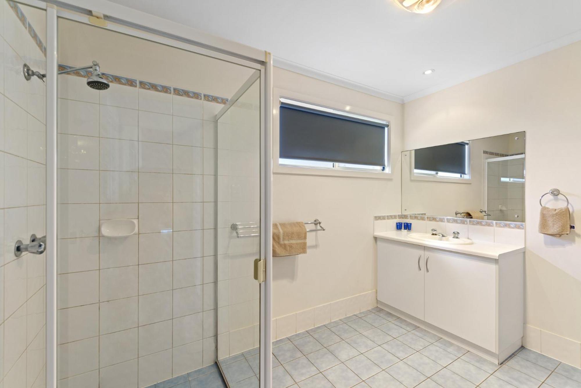 Deluxe 2 Bedroom Cabin - Sleeps 4 - Photo 3