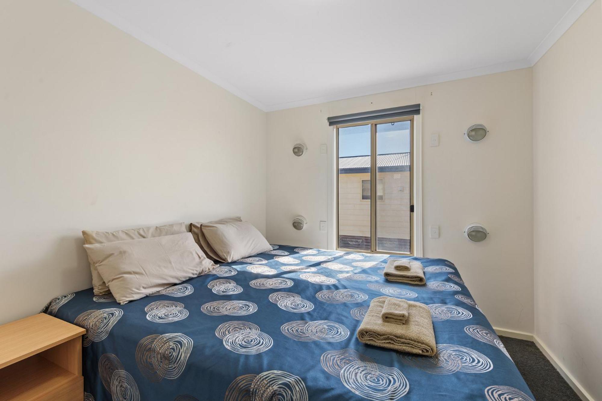 Deluxe 2 Bedroom Cabin - Sleeps 4 - Photo 6