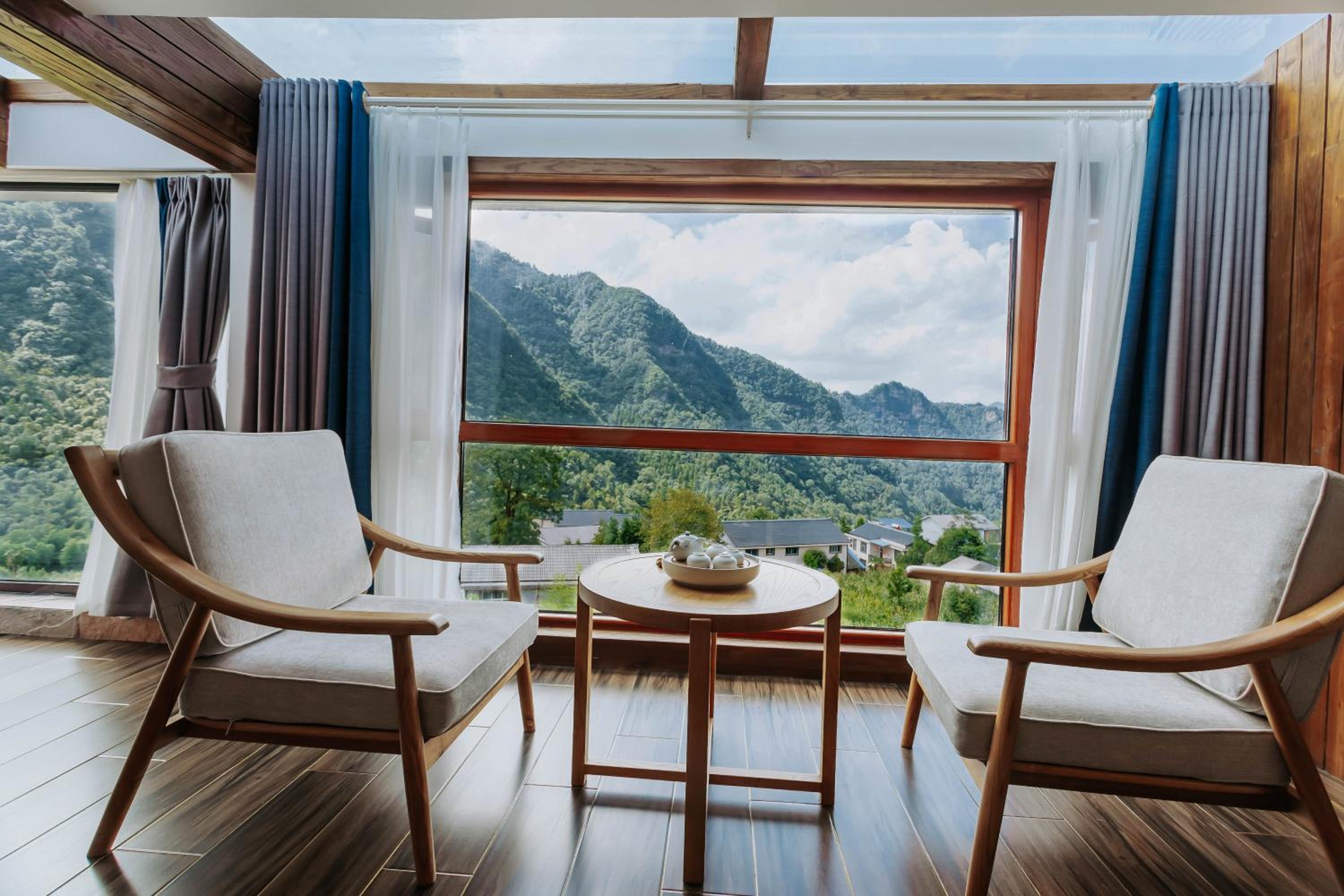 King Room with Mountain View photo 2