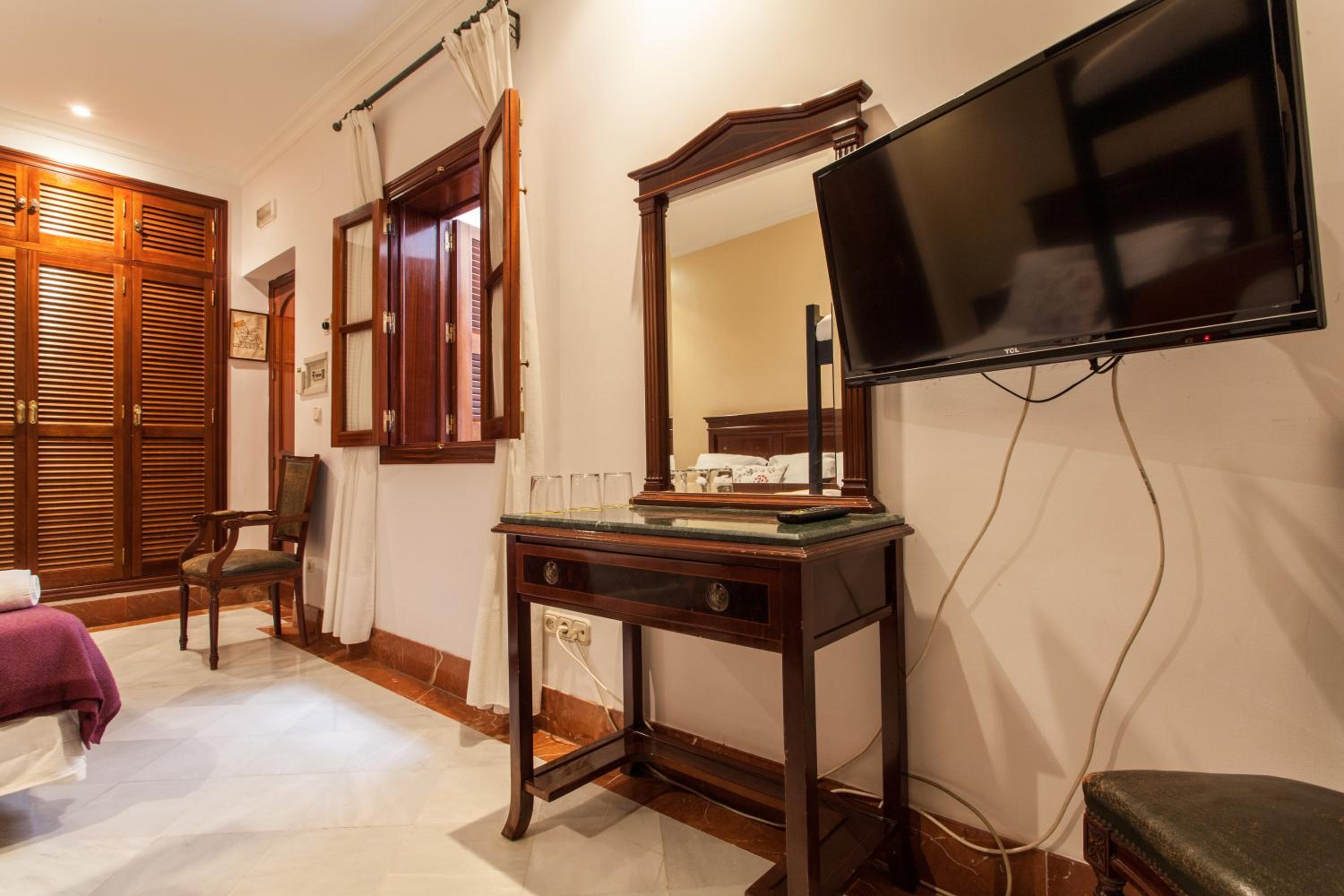 Quadruple Family Room - Photo 12