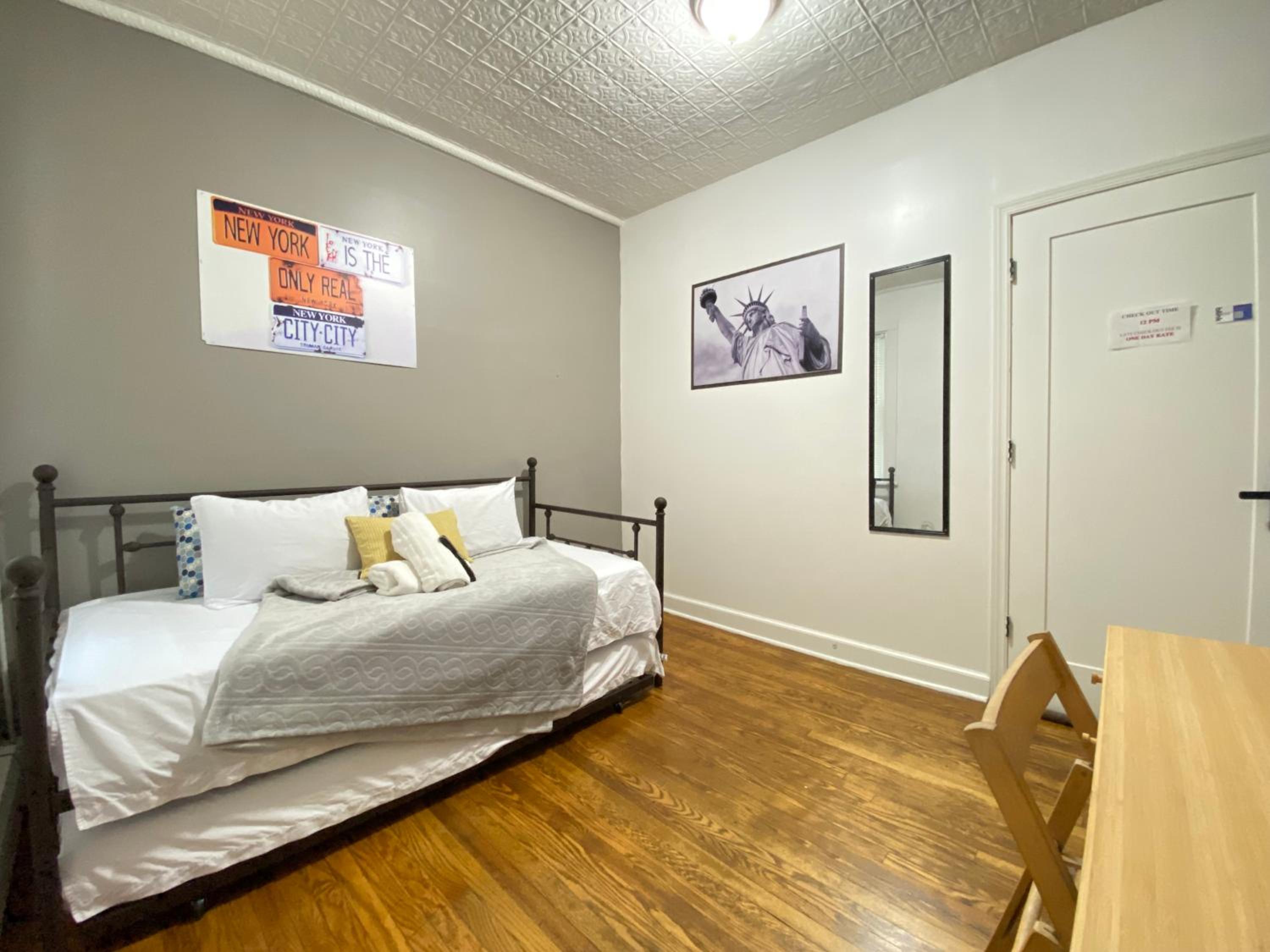 Double Room with Shared Bathroom photo 1