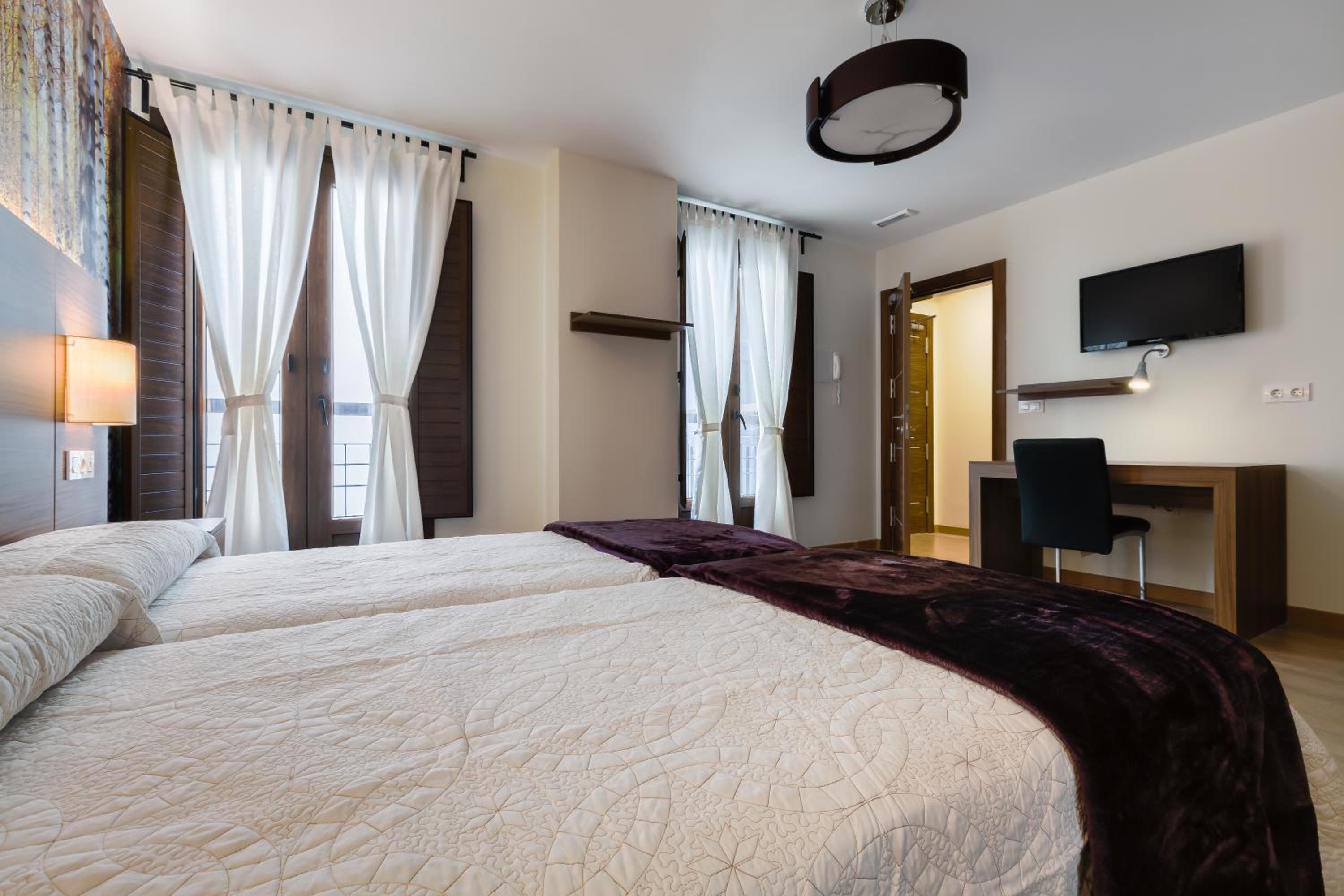Twin Room with Private Bathroom - Photo 3