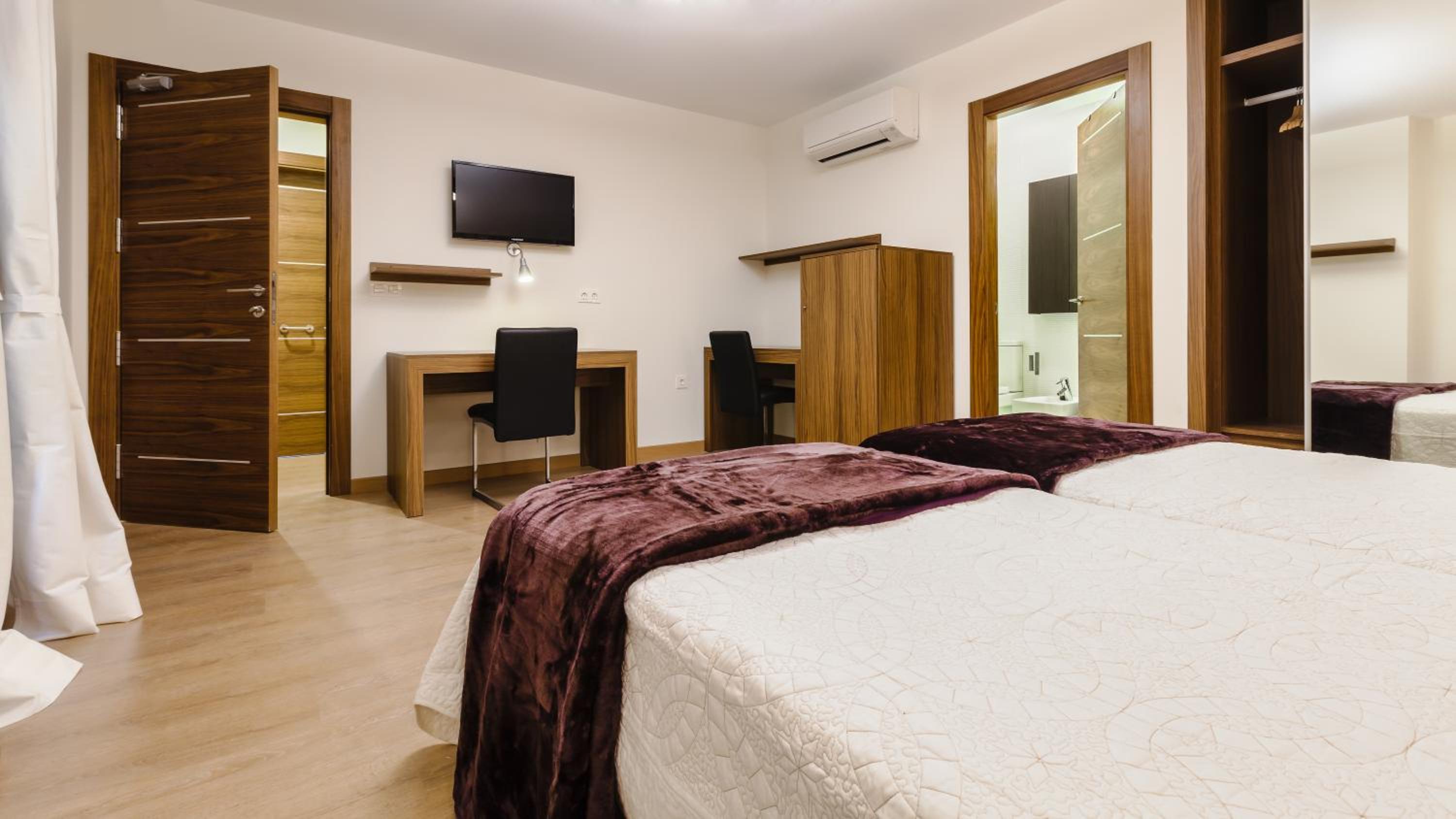 Twin Room with Private Bathroom - Photo 2