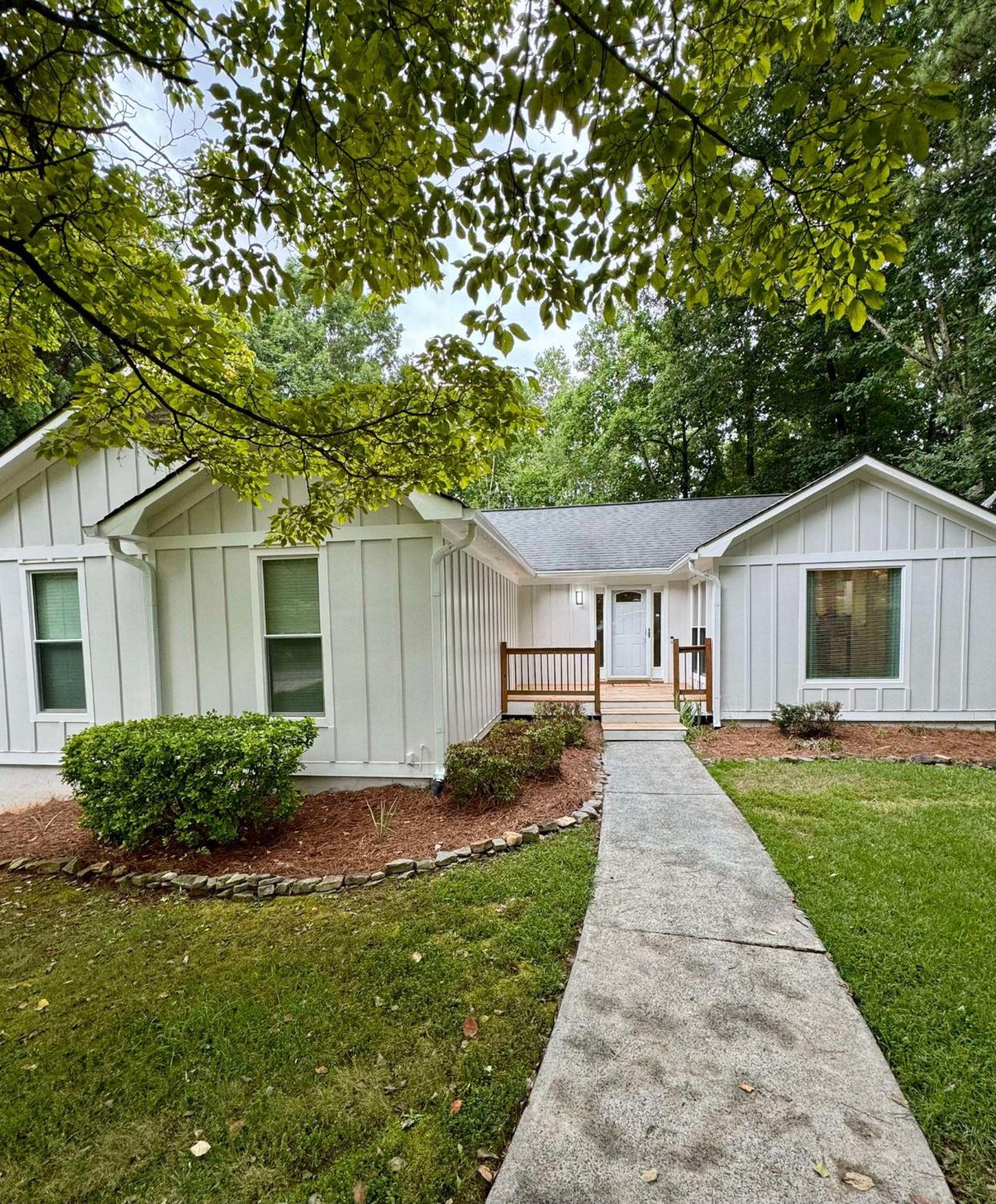 Three-Bedroom House photo 3