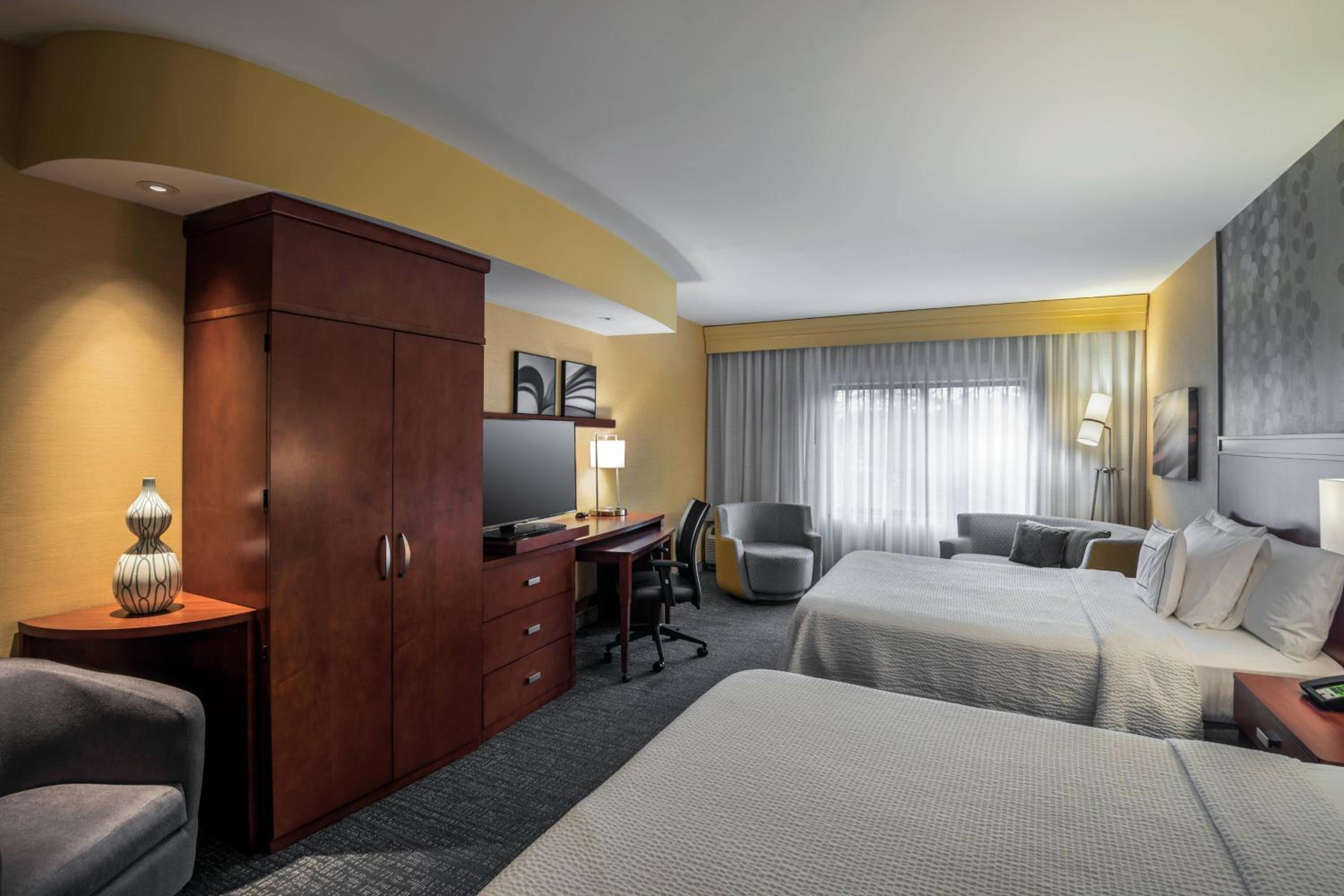 Deluxe Queen Room with Two Queen Beds - Photo 4