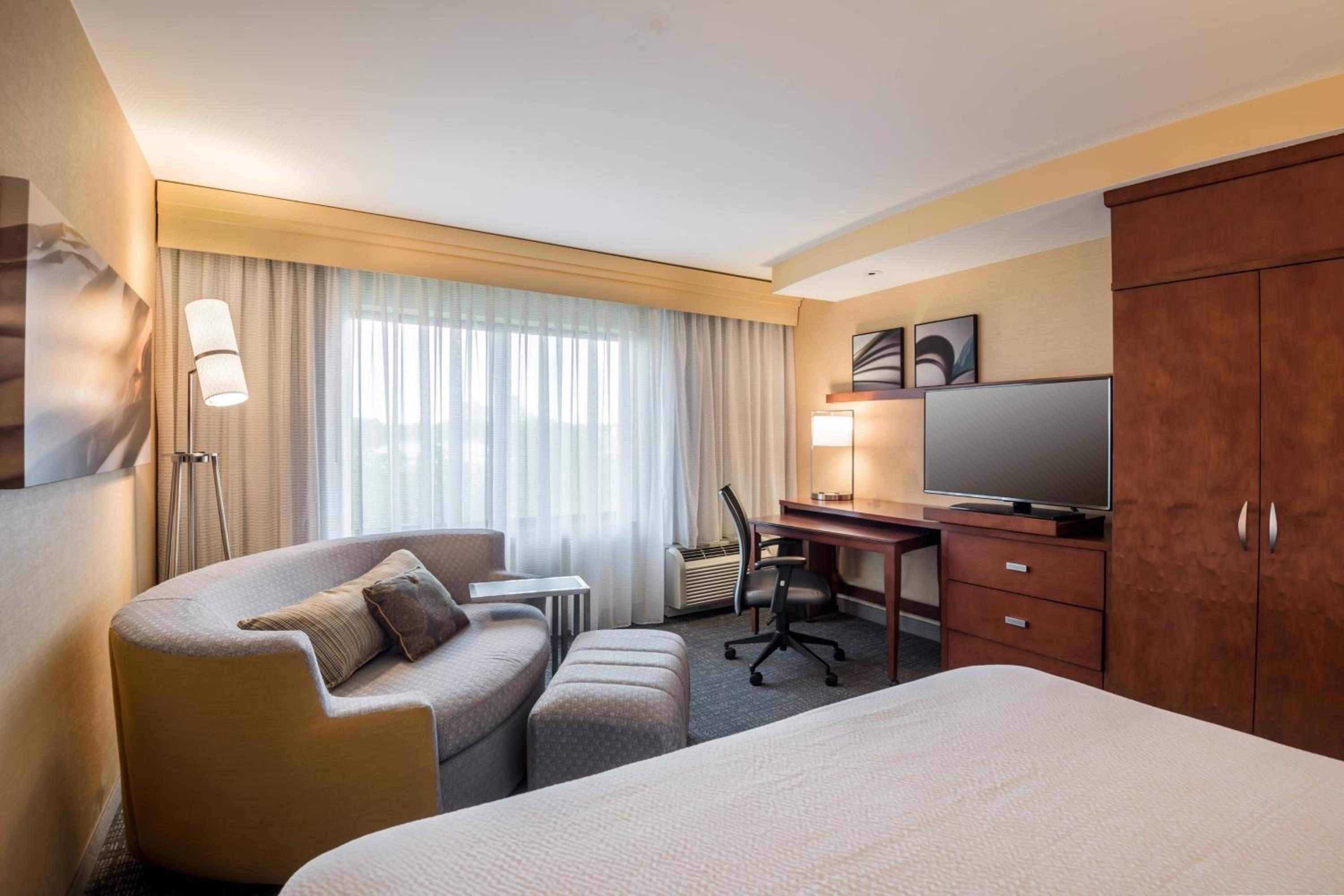 King Room with Sofa Bed - Photo 2