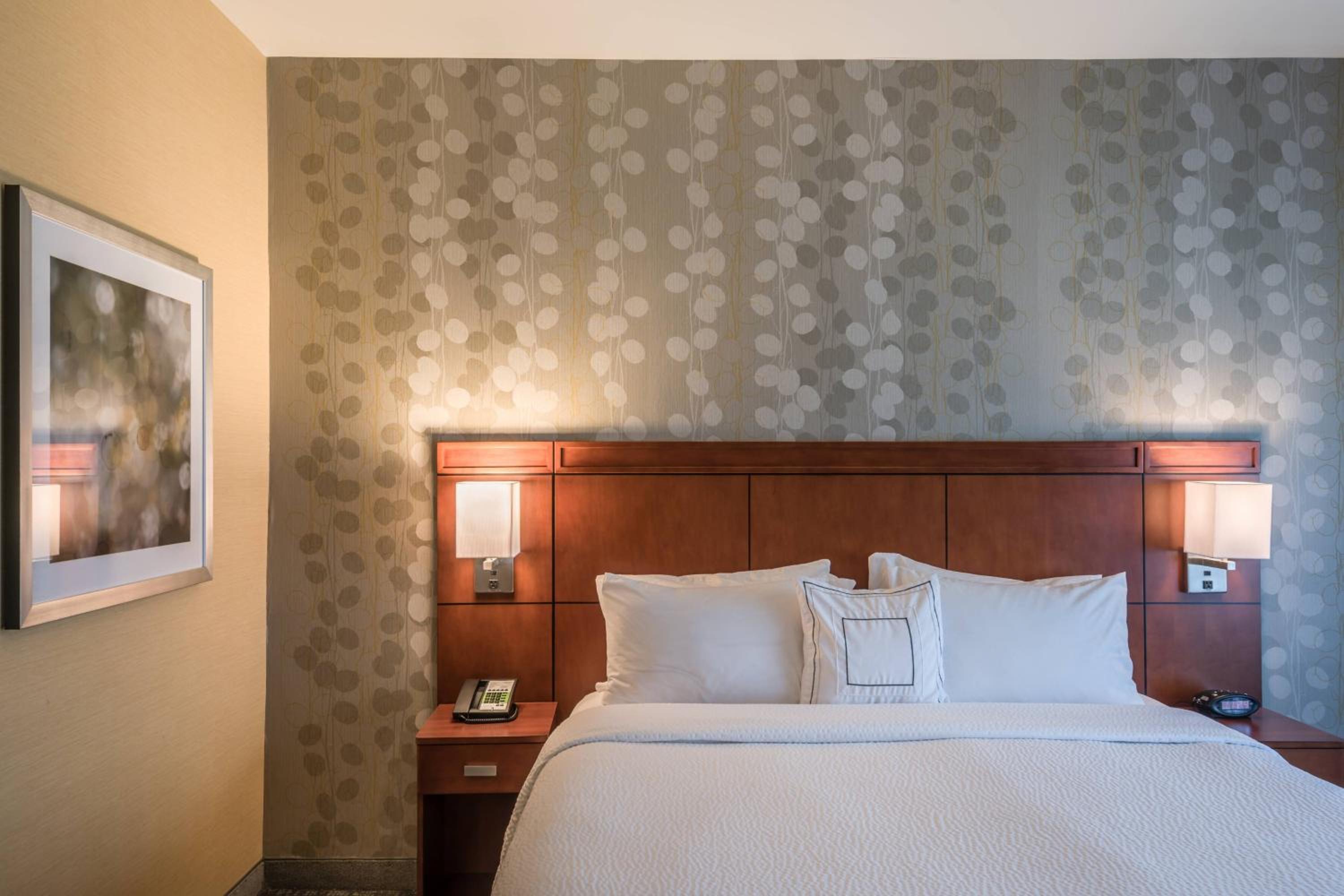 King Suite, 1 Bedroom 2 room Suite, 1 King, Sofa bed (Mobility &amp; Hearing Accessible w/ Tub) - Photo 3