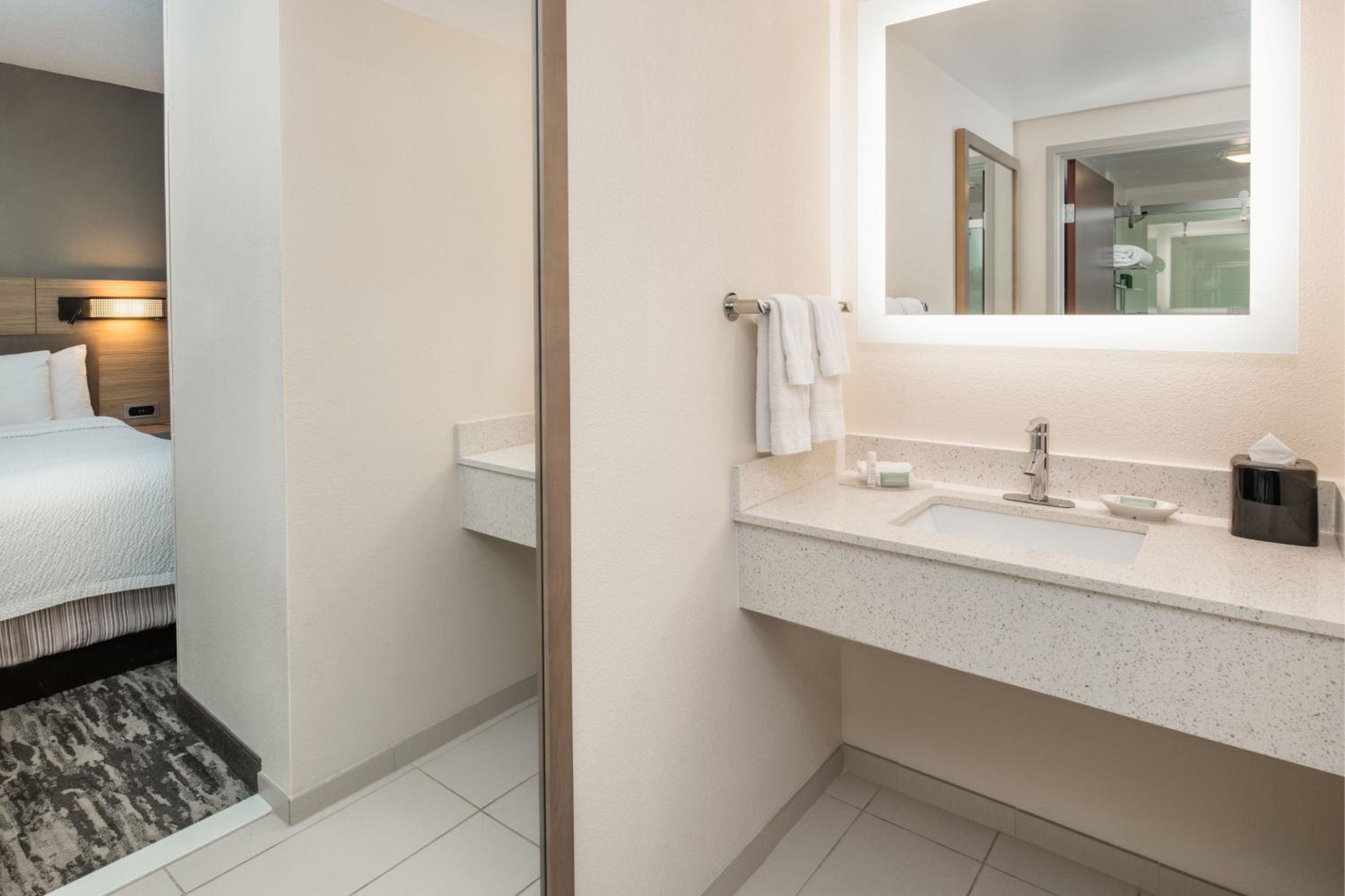 Suite with Two Queen Beds and Adapted Tub - Mobility and Hearing Accessible, photo 6