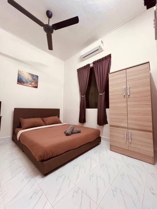 Three-Bedroom House photo 3