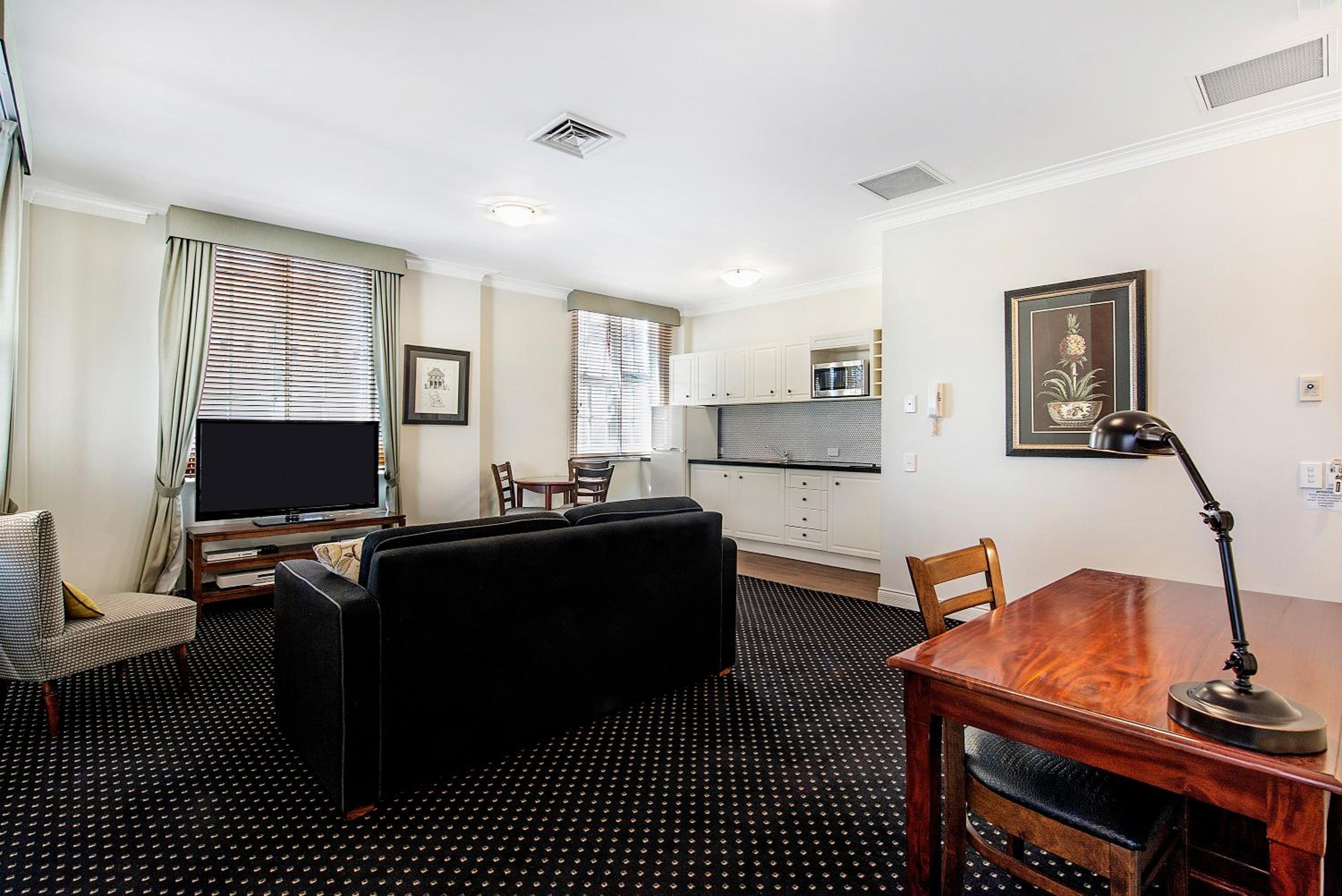 Superior One-Bedroom Apartment thumbnail 6