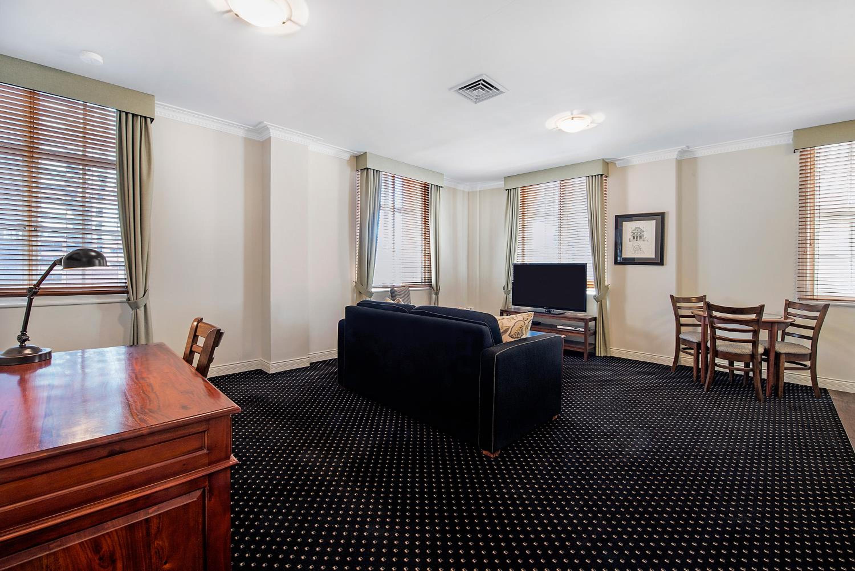 Superior One-Bedroom Apartment thumbnail 5